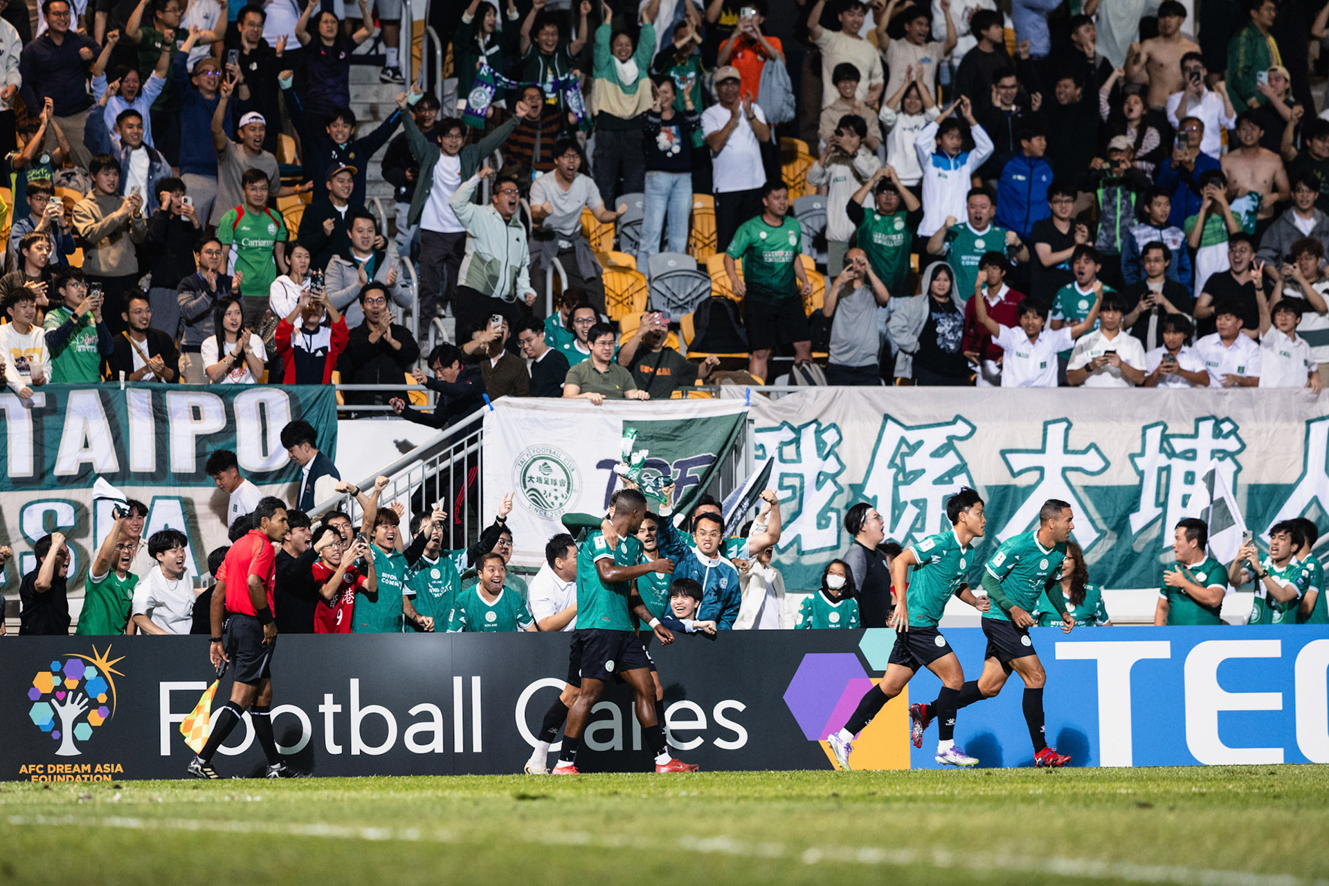 Mong Kok Stadium, HONG KONG, China - OCTOBER  23:  Michel Renner of Tai Po Football Club scores the equaliser at the stoppage time and celebrates with the fans of Tai Po Football Club during AFC Champions League TWO - Tai Po Football Club vs Beijing FC at Mong Kok Stadium on October 23, 2025 in Hong Kong, China, (Photo by Jack Ng/Jack Ng/Alamy Live News)