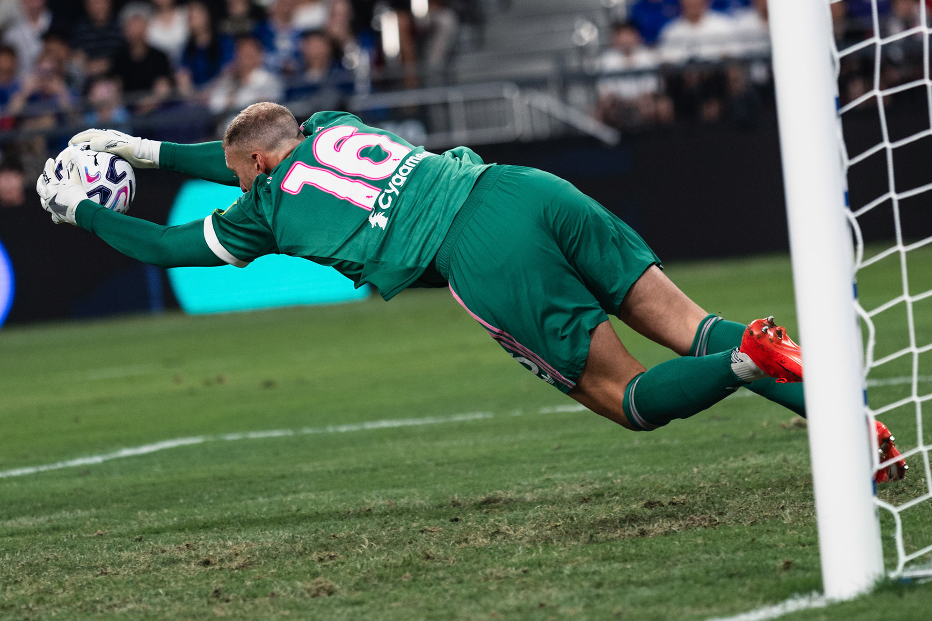 HONG KONG, China - AUGUST 05: Michele Di Gregorio (No. 16) of Juventus in action during Hong Kong Football Festival (HKFF) 2026 - Chelsea vs Juventus at Kai Tak Stadium on August 5, 2026 in Hong Kong, China, (Photo by Jack Ng/Alamy Live News)