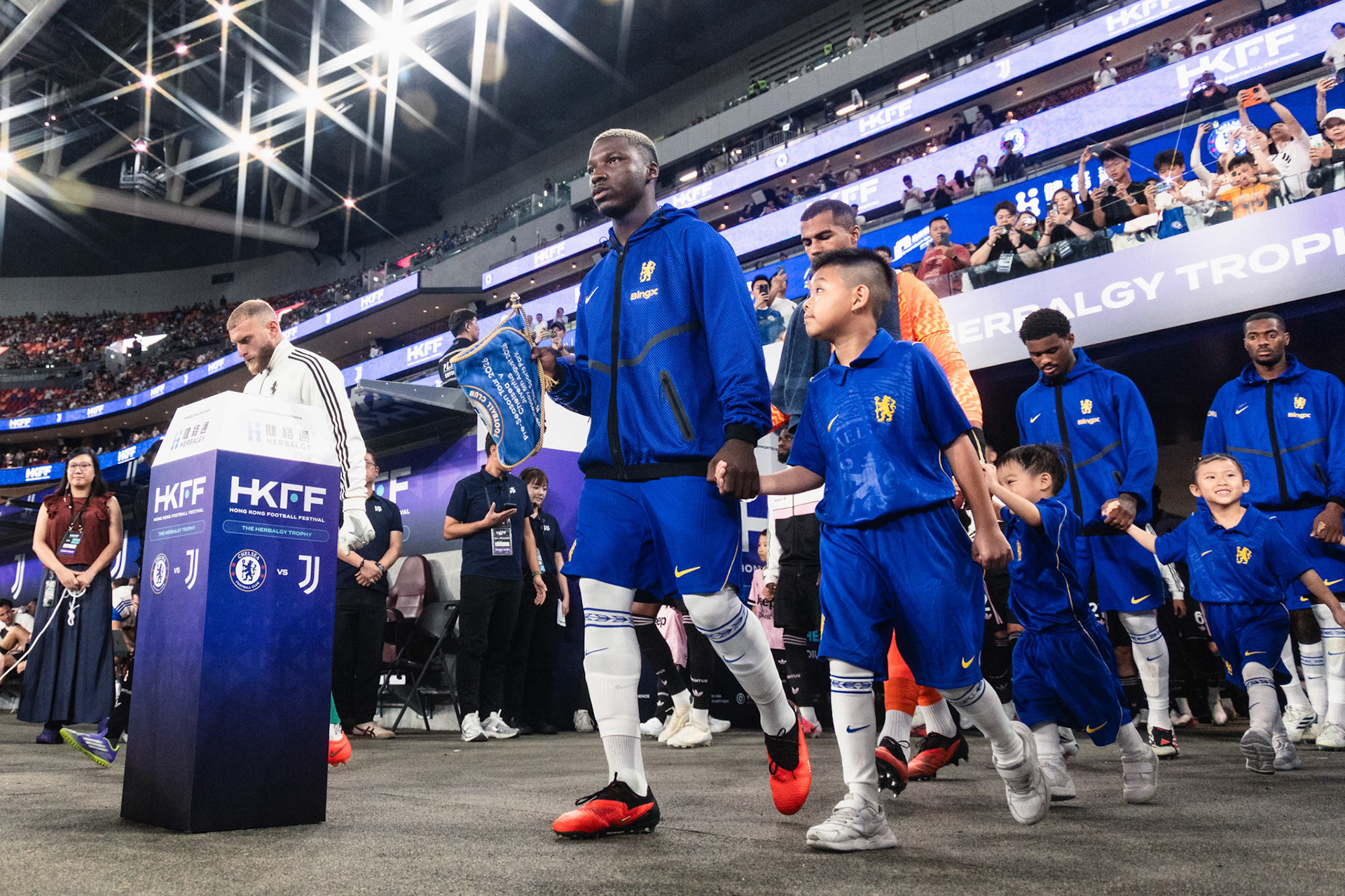HONG KONG, China - AUGUST 05: Moises Caicedo (No. 25) of Chelsea leads the team of Chelsea to march in during Hong Kong Football Festival (HKFF) 2026 - Chelsea vs Juventus at Kai Tak Stadium on August 5, 2026 in Hong Kong, China, (Photo by Jack Ng/Alamy Live News)