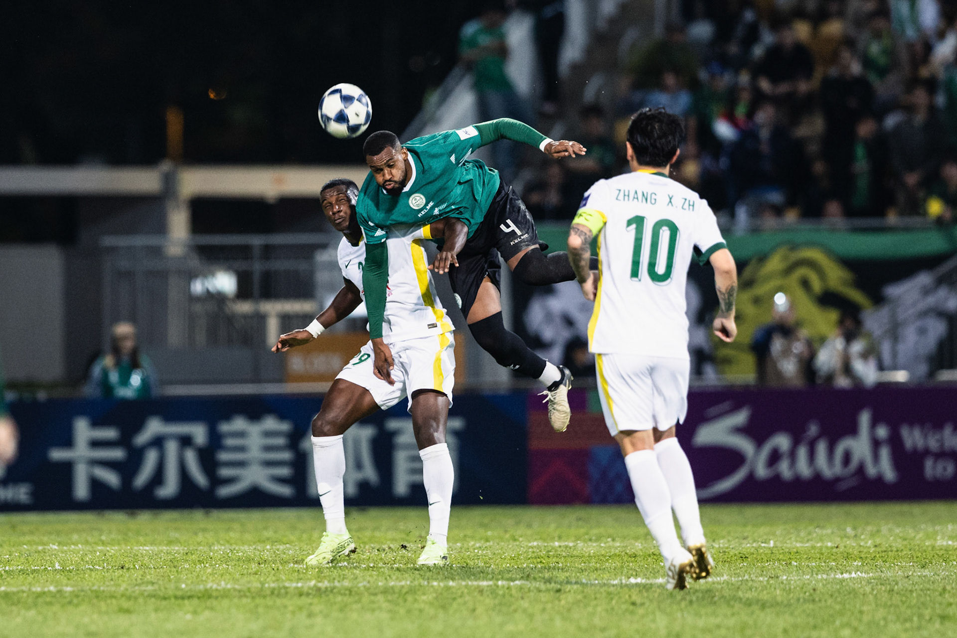 Mong Kok Stadium, HONG KONG, China - OCTOBER  23:  Daciel ELIS DOS SANTOS of Tai Po Football Club wins the header from Zhang Yuning of Beijing FC during AFC Champions League TWO - Tai Po Football Club vs Beijing FC at Mong Kok Stadium on October 23, 2025 in Hong Kong, China, (Photo by Jack Ng/Jack Ng/Alamy Live News)