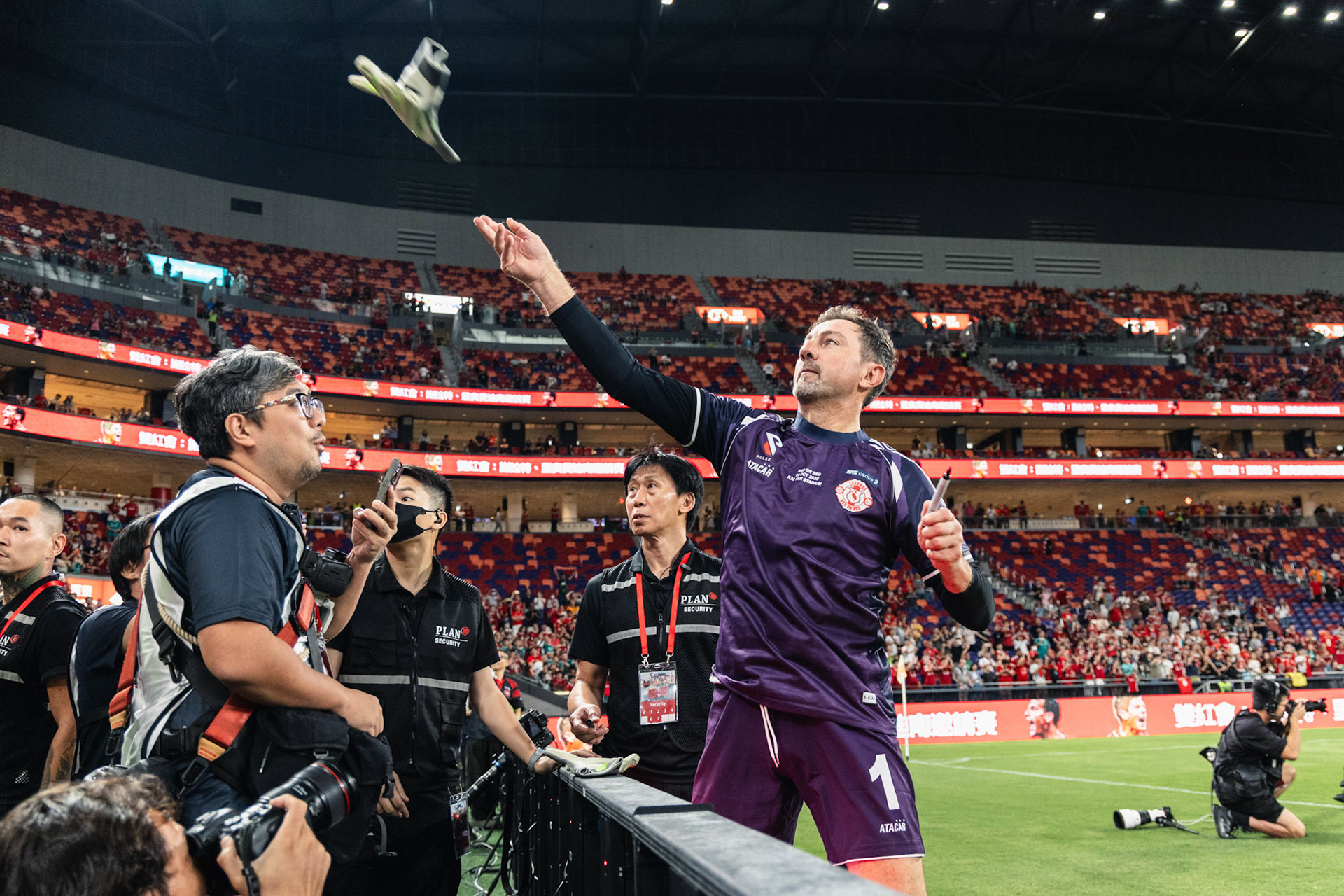 Kai Tak Stadium, HONG KONG, China - OCTOBER 18:  during Red on Red 2025 at Kai Tak Stadium on October 18, 2025 in Hong Kong, China, (Photo by Jack Ng/Jack Ng/Alamy Live News)