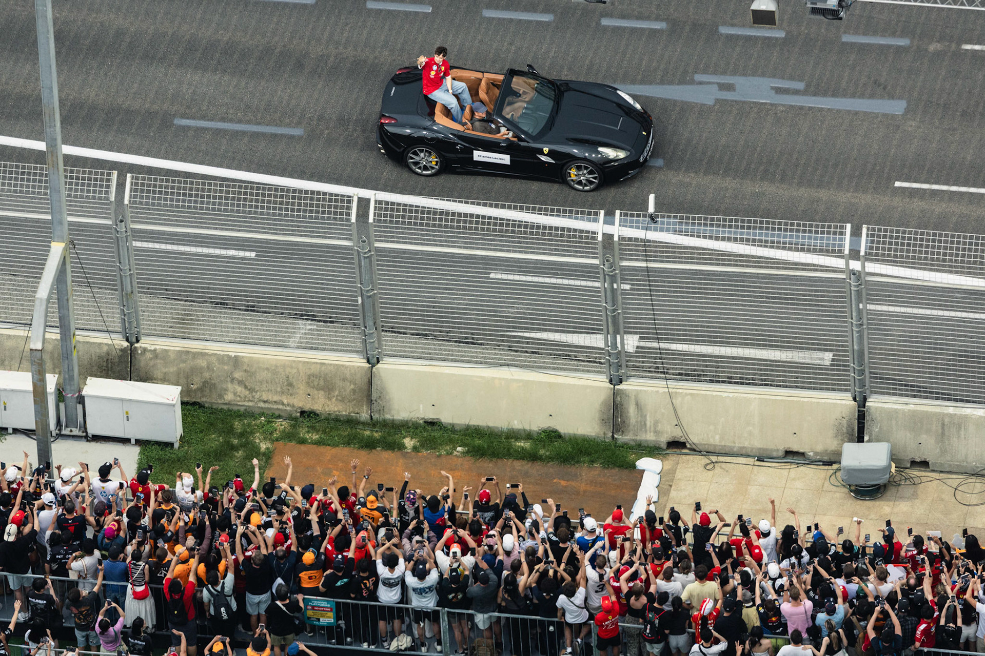 SINGAPORE, Singapore - OCTOBER  05:  Formula One drivers parade during F1 Grand Prix of Singapore at Marina Bay Street Circuit on October 5, 2025 in Singapore, Singapore, (Photo by Jack Ng/Alamy Live News)