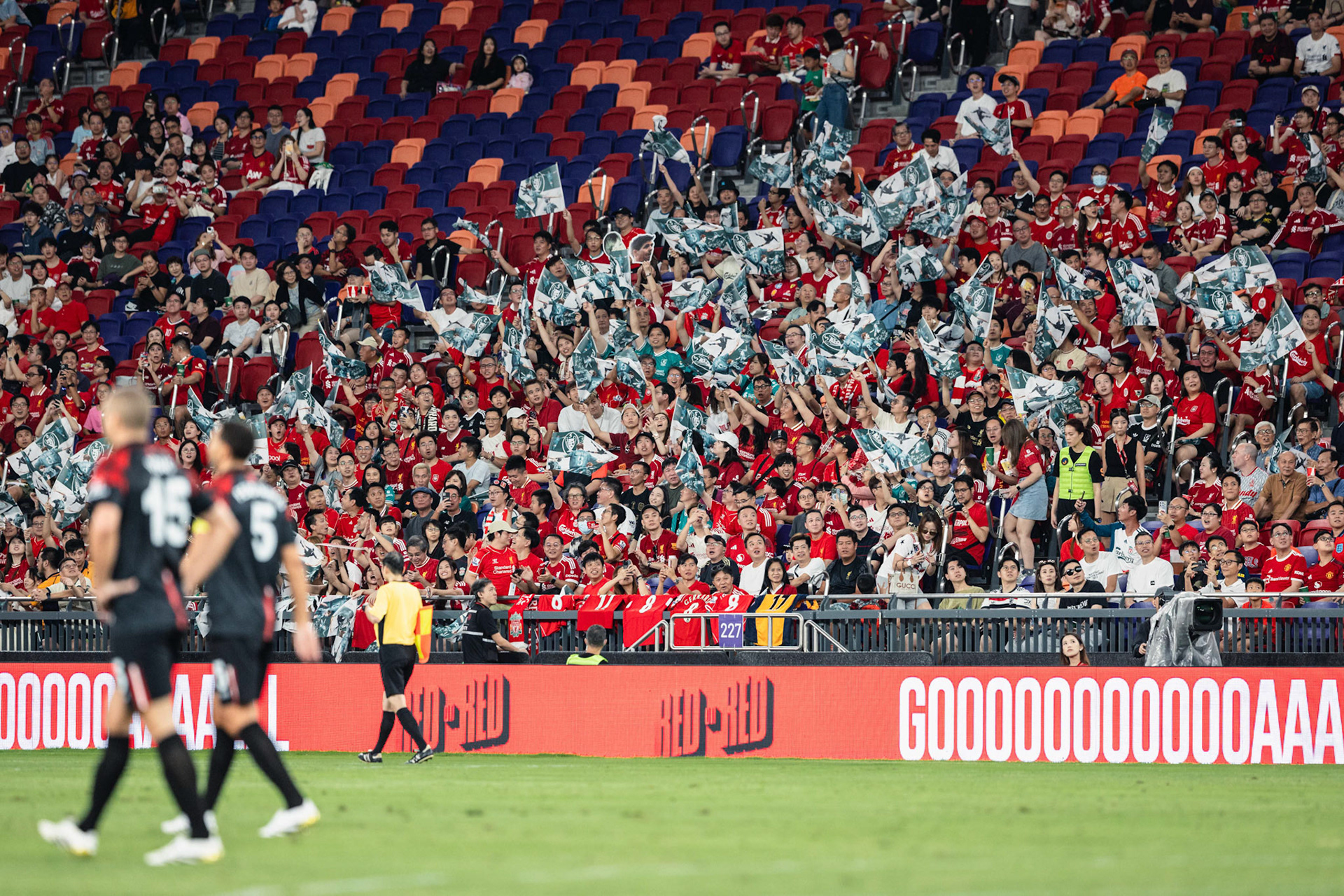 Kai Tak Stadium, HONG KONG, China - OCTOBER 18:  Liverpool fans cheering for the team during Red on Red 2025 at Kai Tak Stadium on October 18, 2025 in Hong Kong, China, (Photo by Jack Ng/Jack Ng/Alamy Live News)