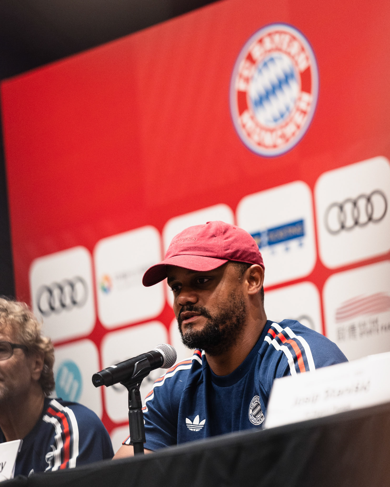 HONG KONG, China - AUGUST  06: Vincent Kompany, head coach of Bayern Munich and Josip Stanisic (No. 44) of Bayern Munich during 2026 Audi Football Summit - Bayern Munich Pre-match Press Conference at Kai Tak Stadium on August 6, 2026 in Hong Kong, China, (Photo by Jack Ng/Alamy Live News)