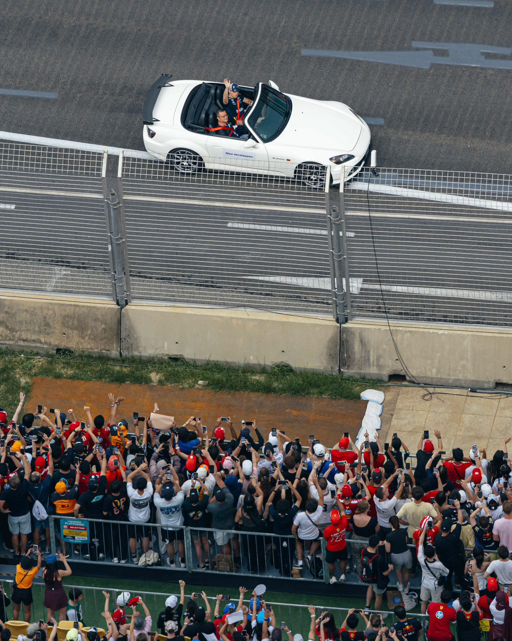 SINGAPORE, Singapore - OCTOBER  05:  Formula One drivers parade during F1 Grand Prix of Singapore at Marina Bay Street Circuit on October 5, 2025 in Singapore, Singapore, (Photo by Jack Ng/Alamy Live News)