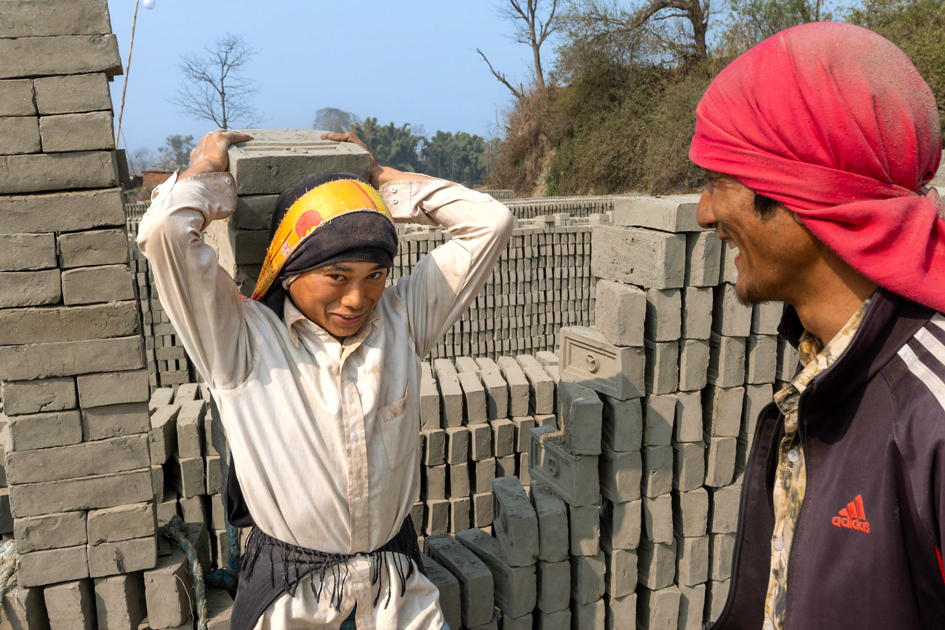 A dos d'homme, mais à dos de femme aussi. Pas de féminisme exacerbé ici. Pas de wokisme, pas d'écriture inclusive. Ici, on porte des briques, et puis c'est tout !