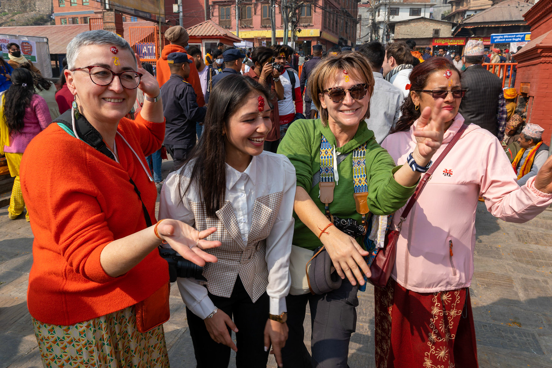 Des jeunes femmes interpellent des européennes afin de faire des selfies et leur demandent même de danser pour faire un... TIK TOK bien sur. Elles sont toutes folles de Tik Tok. Il y a même des sites où il y a des panneaux : NO TIK TOK !