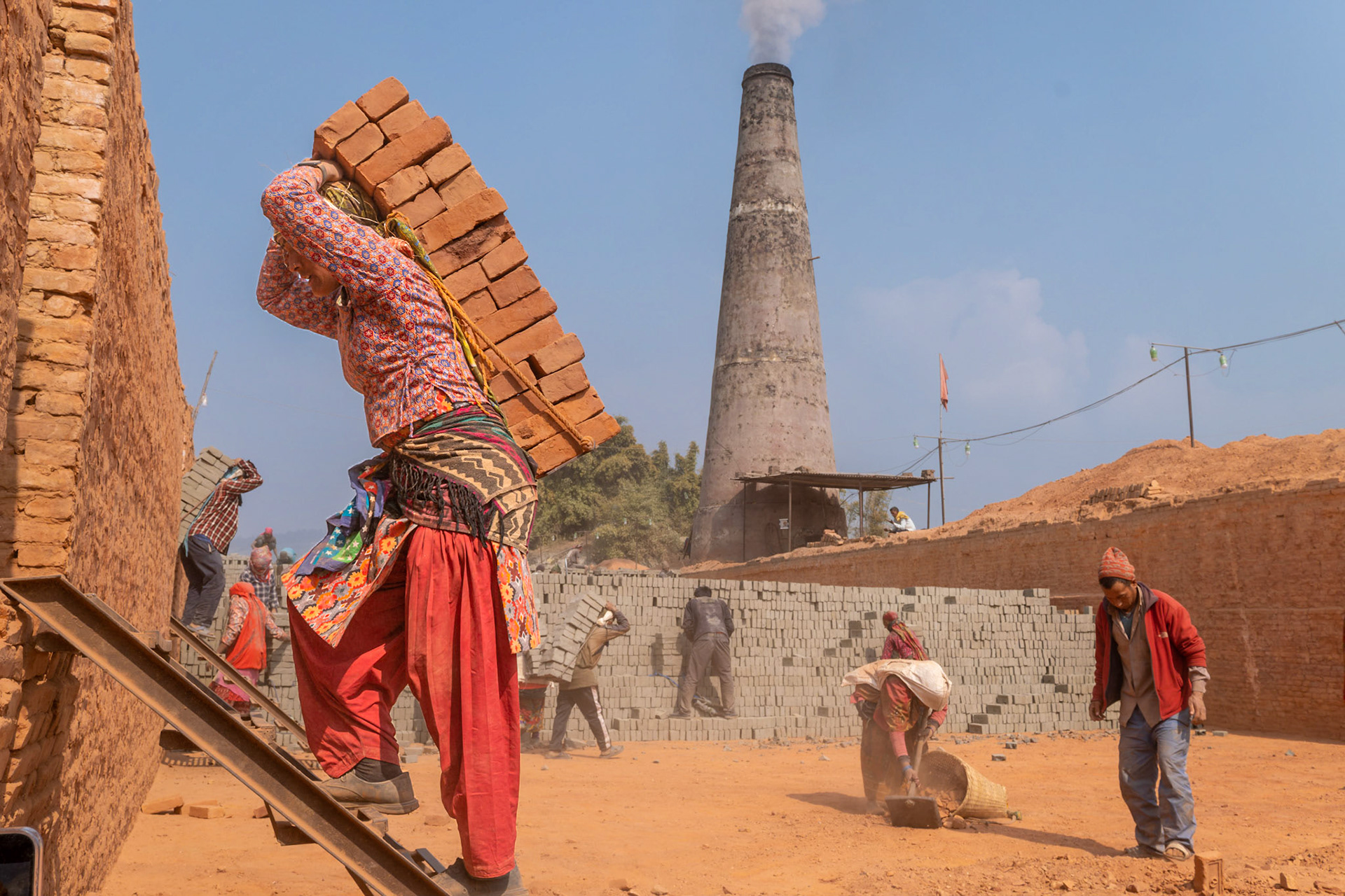 En fonction des briqueteries, les briques cuites peuvent être extraites à dos d'hommes...