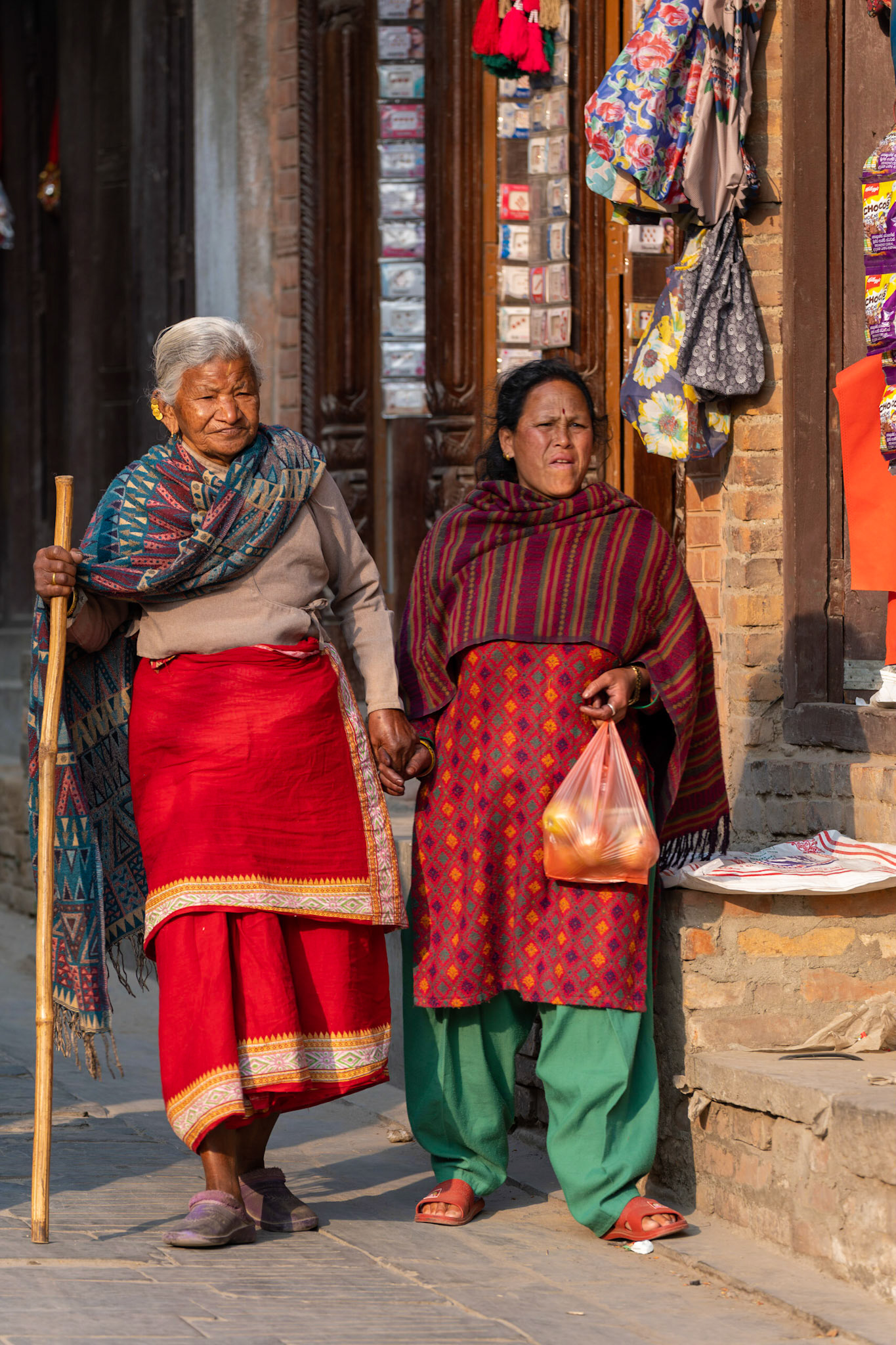 Deux vieilles femmes dans les rue de du vieux Katmandou