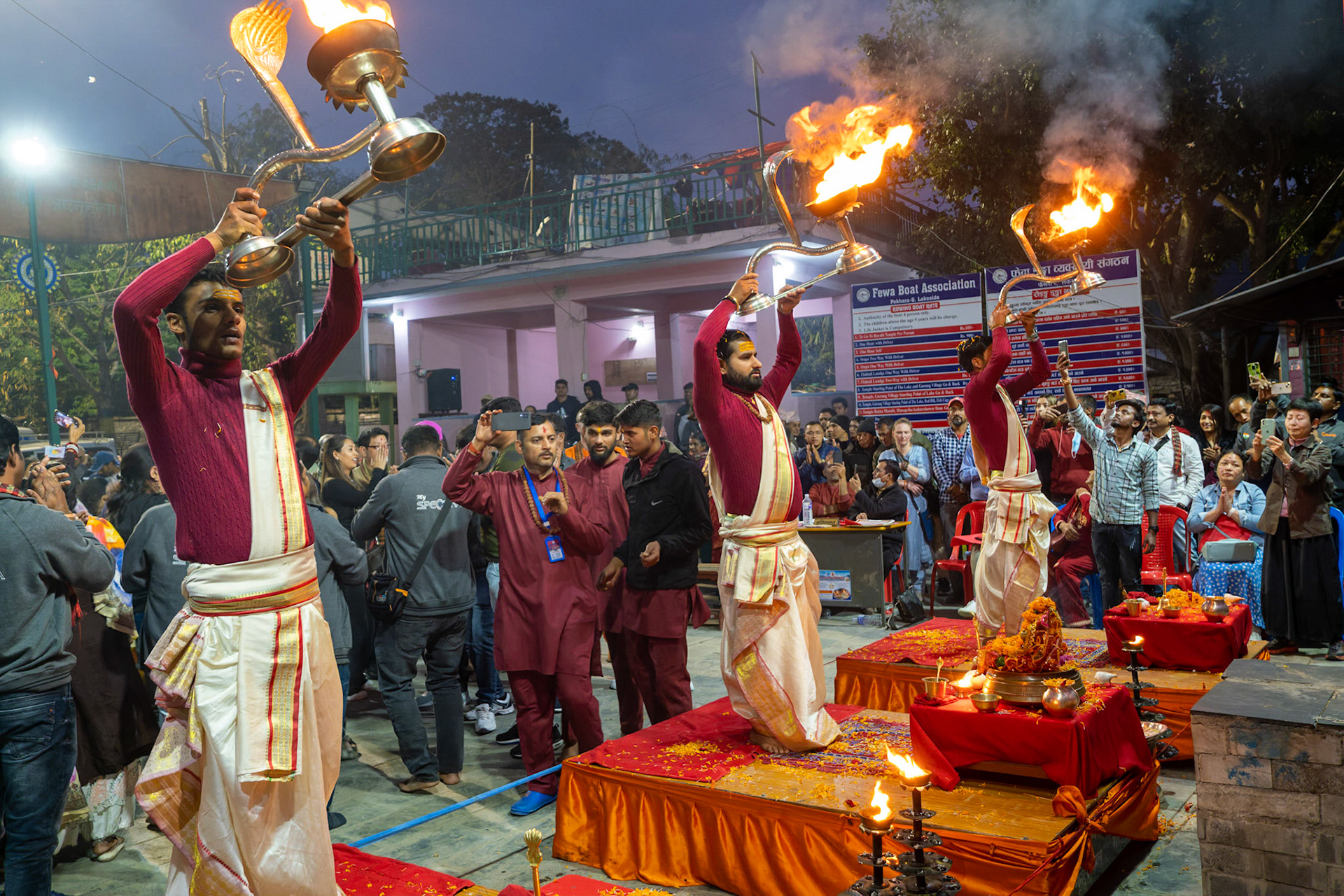 Cérémonie Aarti sur les bords du lac de Pokhara