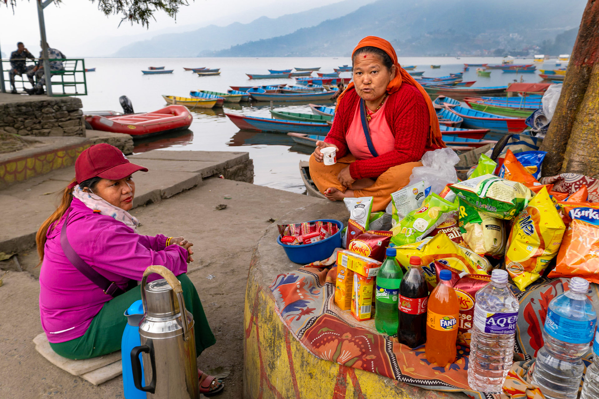 Des femmes vendent de la nourriture sur les berges du lac de Pokhara