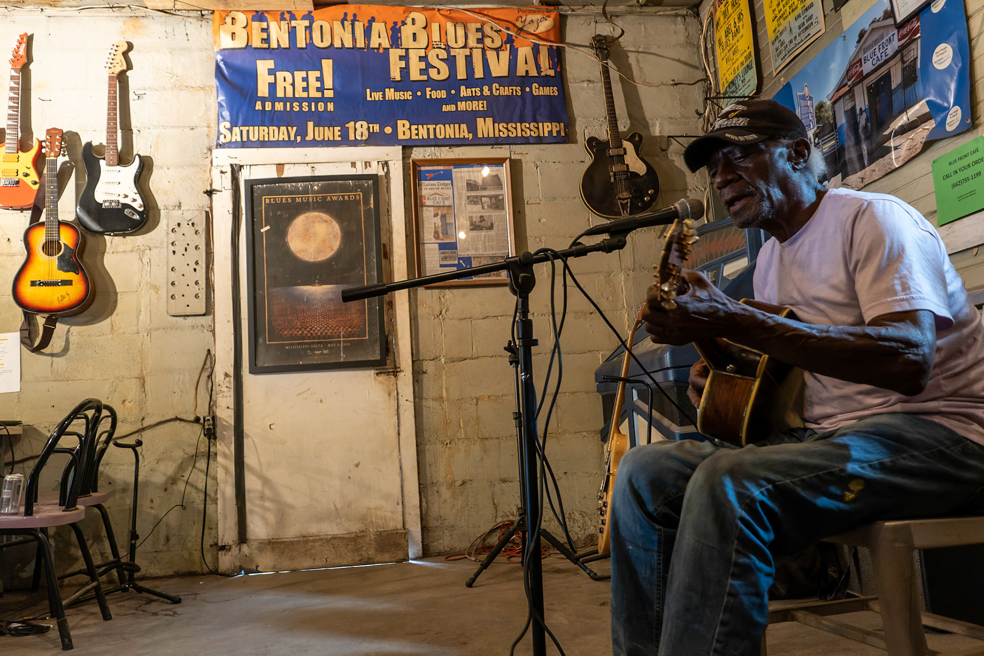 Le légendaire Jimmy Duck Holmes dans le fameux Blues Front Cafe à Bentonia