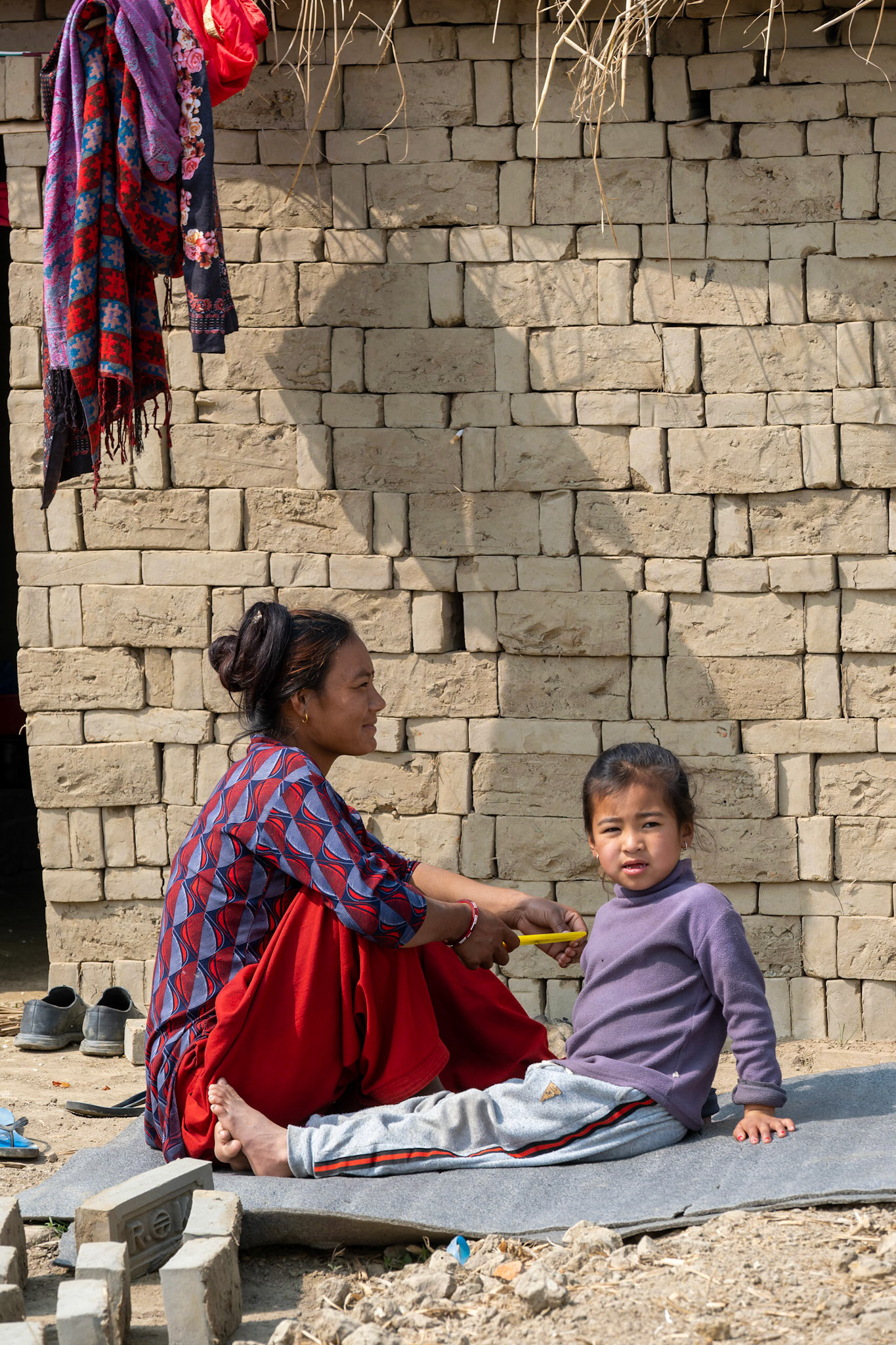 Les ouvriers vivent sur le chantier. Ils ont construit des maisonnettes composées d'une unique pièce avec le sol en terre battue. C'est étonnamment très propre. Pas de lit, pas de matelas. une simple natte posée sur le sol permet de s'isoler de l'humidité durant les courtes périodes de sommeil. La cuisine se fait dehors, comme la plupart des activités domestiques.