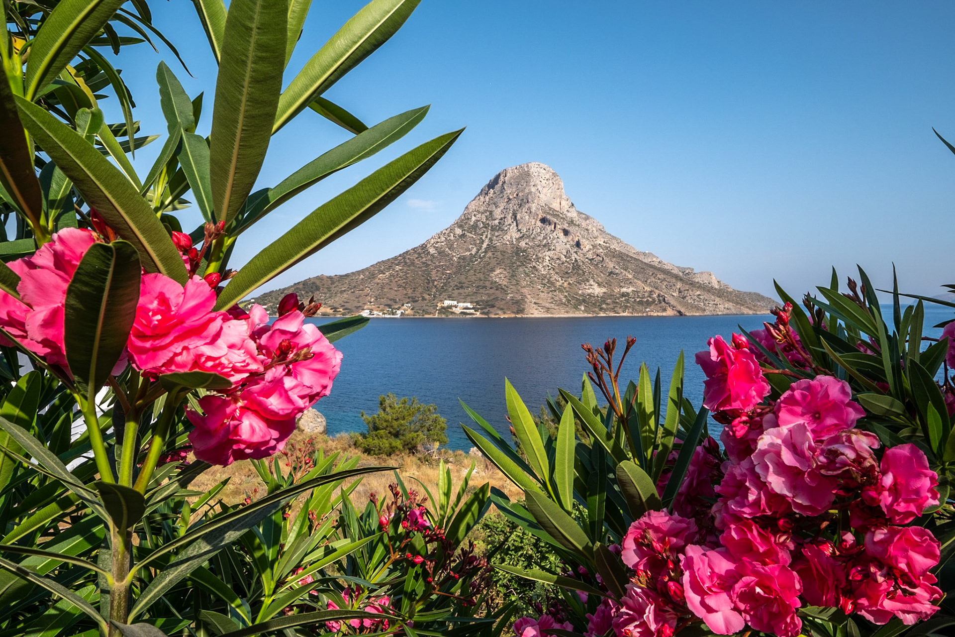 LVue de la petit île de Telendos