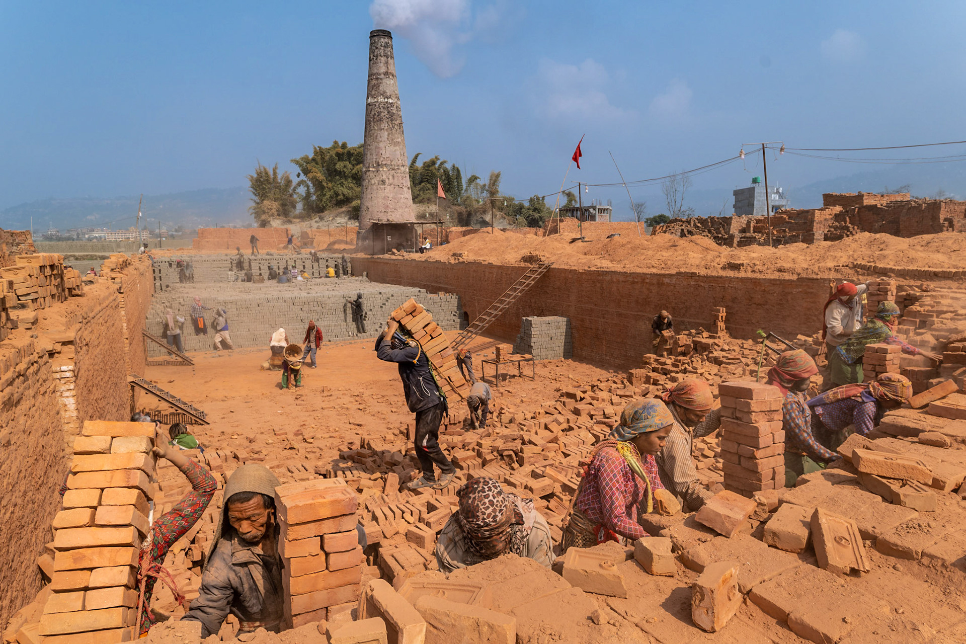 ette image permet de bien comprendre le fonctionnement du four. Pour arriver à ma position, j'ai marché sur la partie brulante du four. Les ouvriers au premier plan vident le four des briques cuites tandis que ceux au second plan le remplissent avec des briques à cuire. Ainsi, le four tourne en permanence et sa cheminée crachera de la fumée jusqu'à l'arrivée de la mousson.