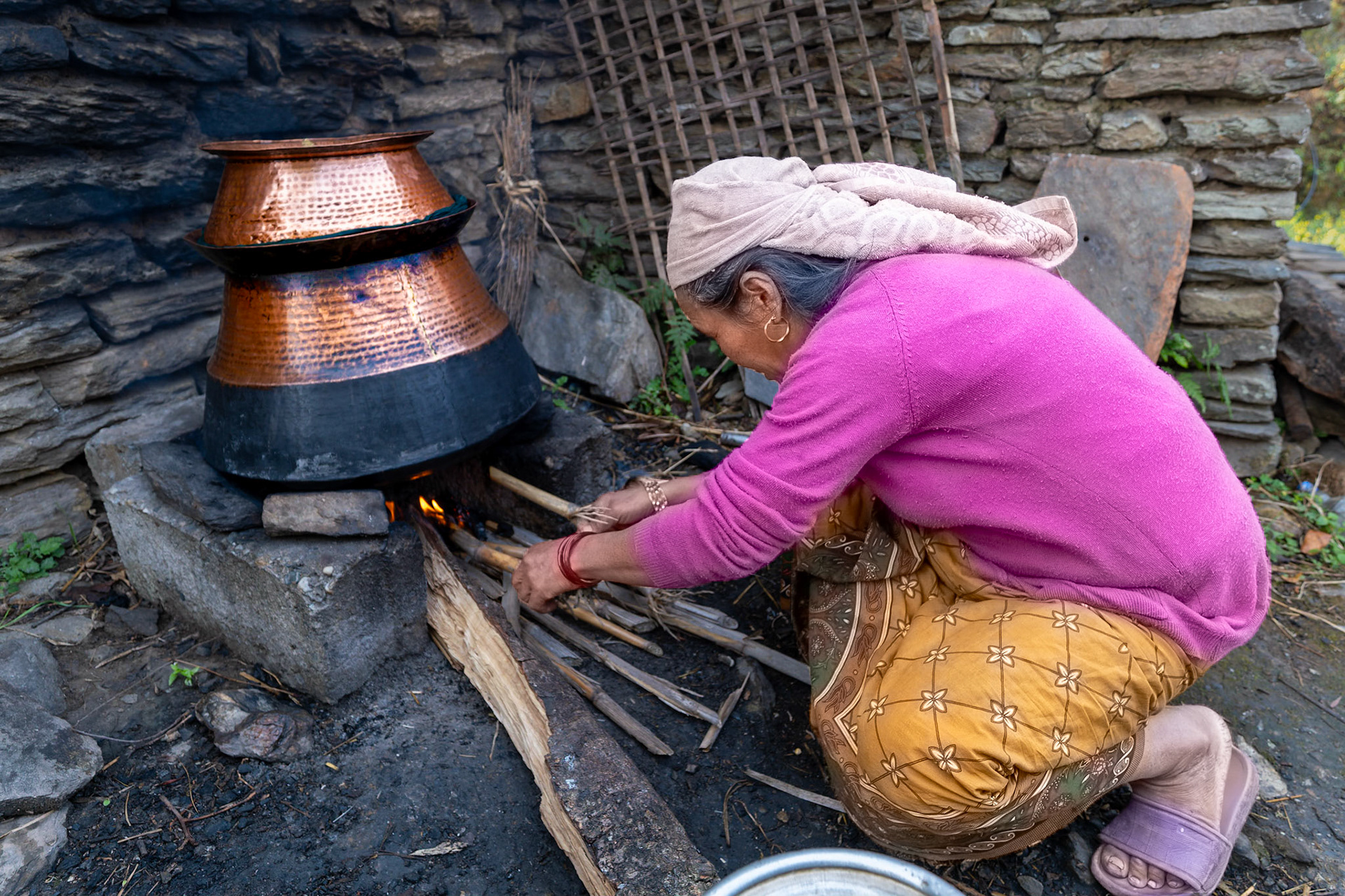Mais on n'oublie pas de fabriquer l'alcool de millet dans cet instrument qui sert d'alabic.