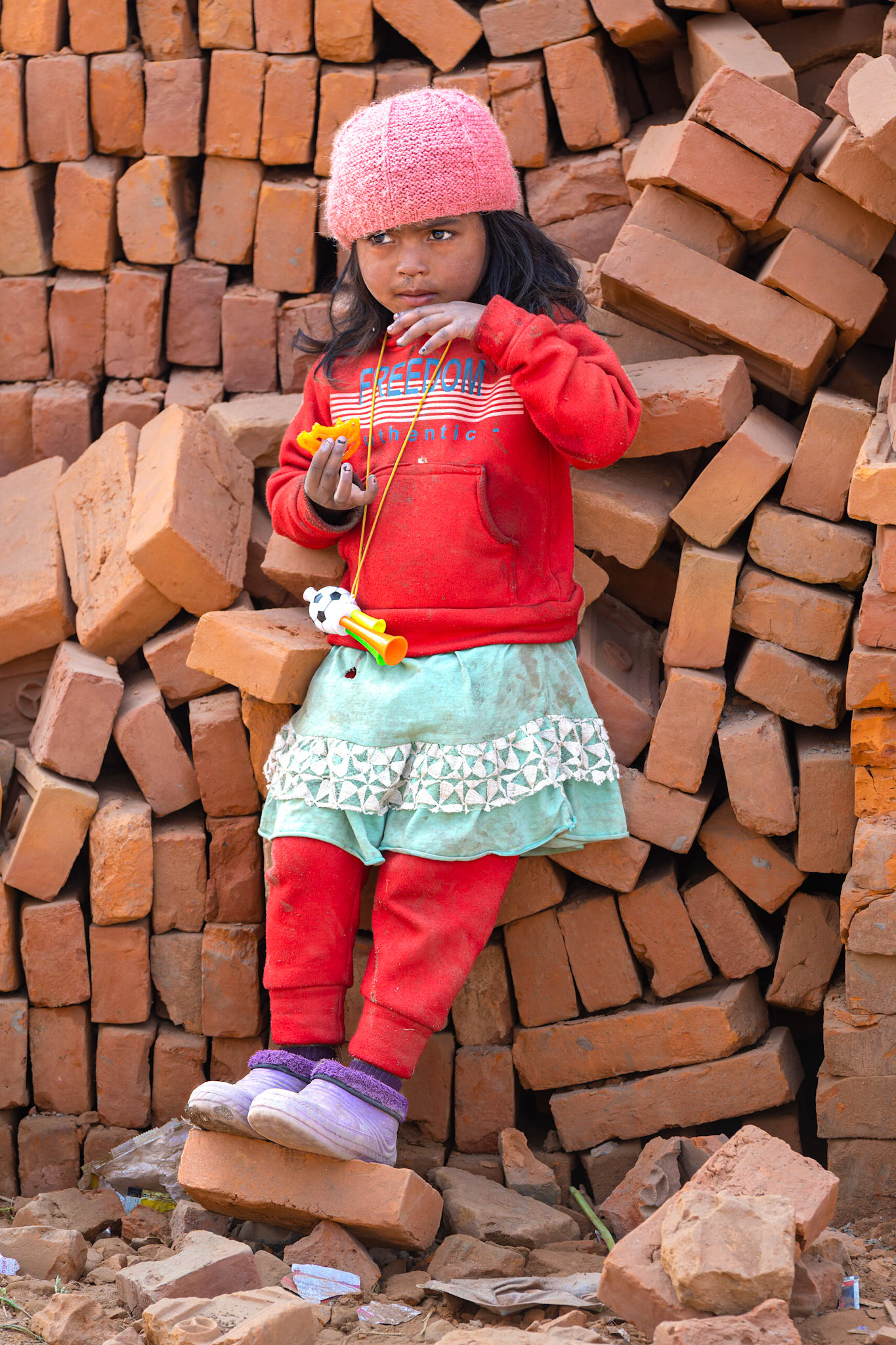 Les ouvriers comment à travailler à l'adolescence. Nous n'avons vu aucun enfant travailler. Par contre, ils sont livrés à eux-mêmes. Mais, il ne leur viendrait pas à l'idée de geindre ou de pleurer. Ils affichent une joie de vivre déconcertante.