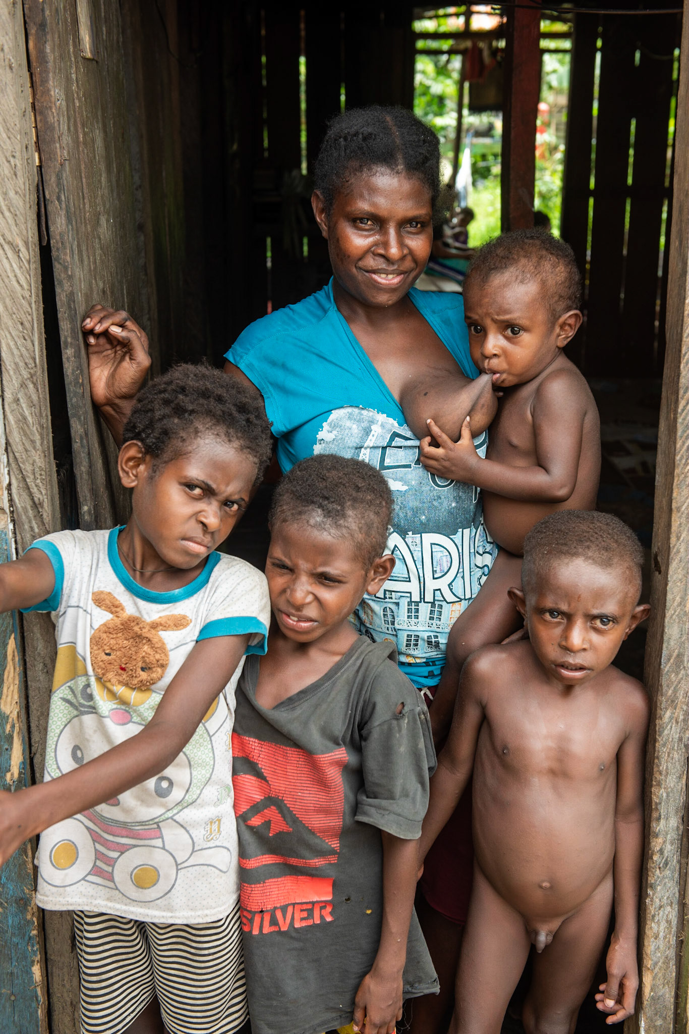 Mère Asmat et ses enfants