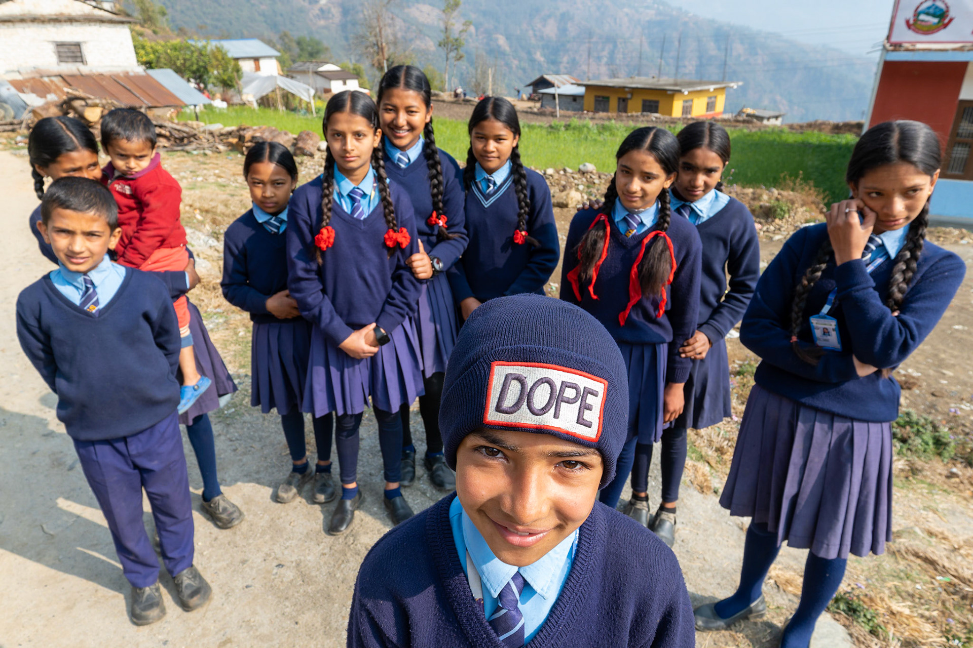 Tous les jeunes vont à l'école et tous chantent l'hymne national la main sur le cœur. Mais tous rêvent aussi de réussite dans un autre pays. Beaucoup partent en Australie et en Nouvelle-Zélande pour y faire leurs études supérieures.. Malheureusement, trop peu reviennent.