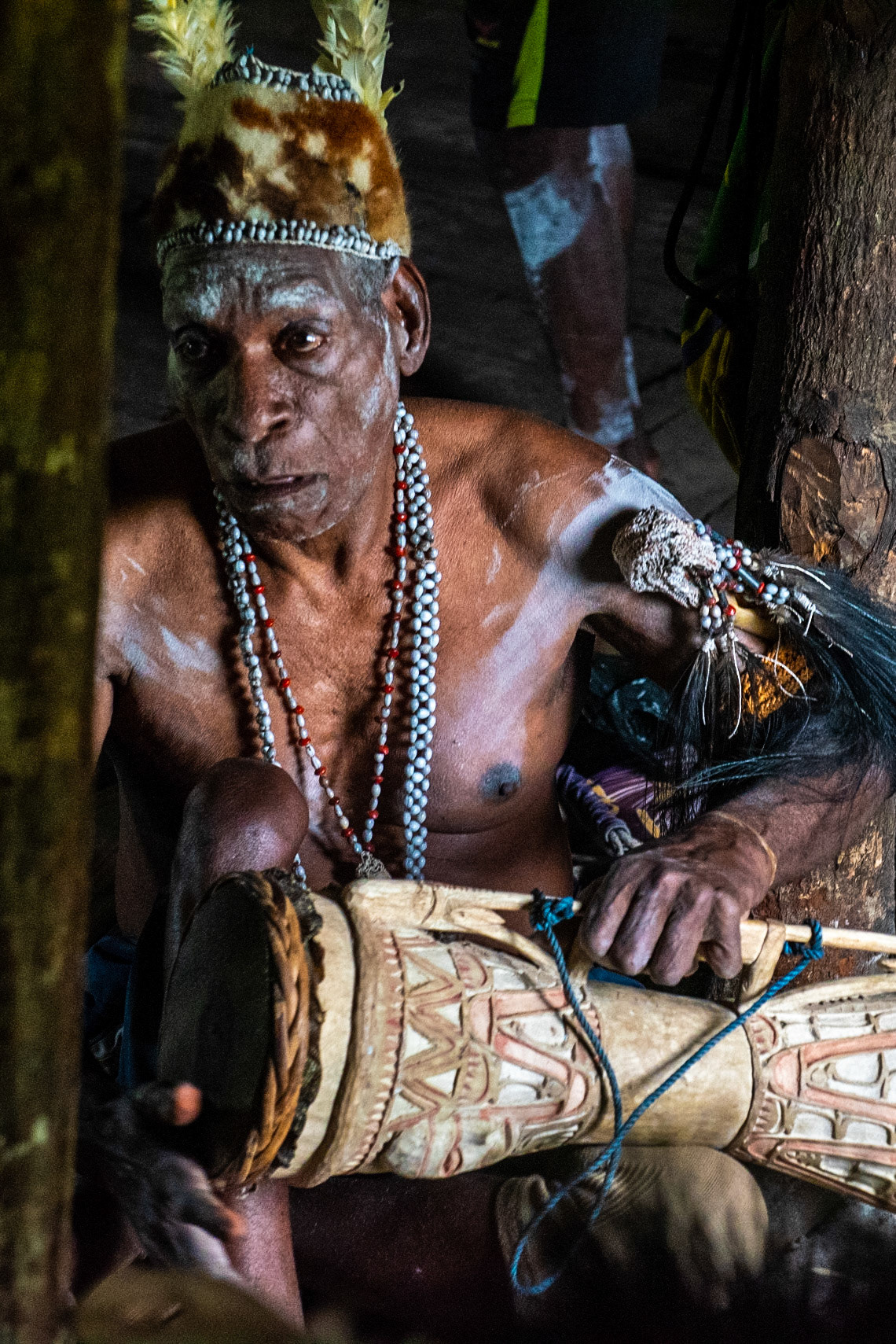 Les Asmats jouent du tambour qu'ils fabriquent eux-memes