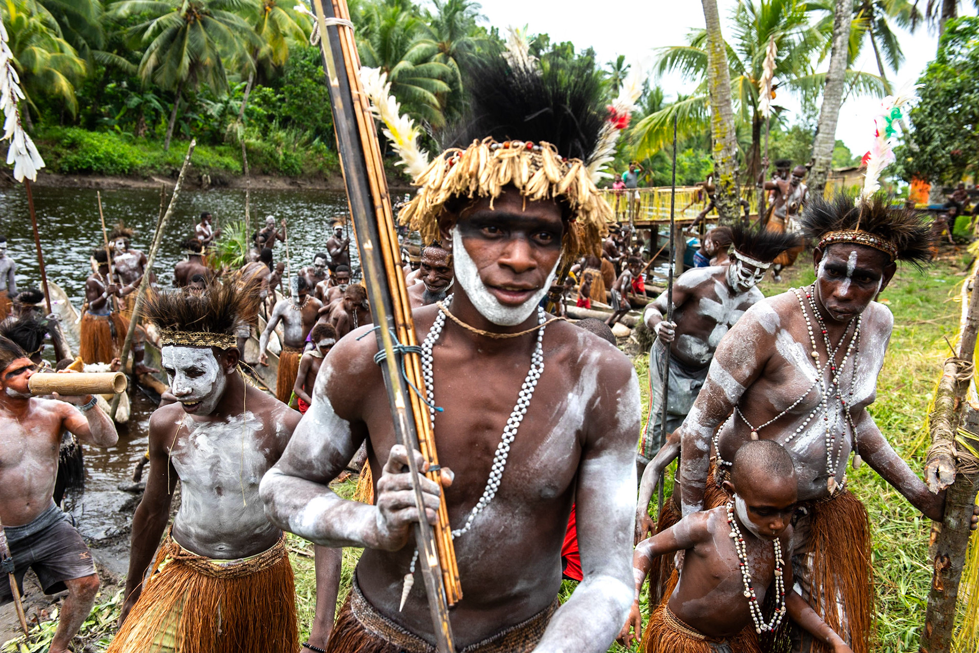 Les Asmats sont venus en nombre à notre rencontre