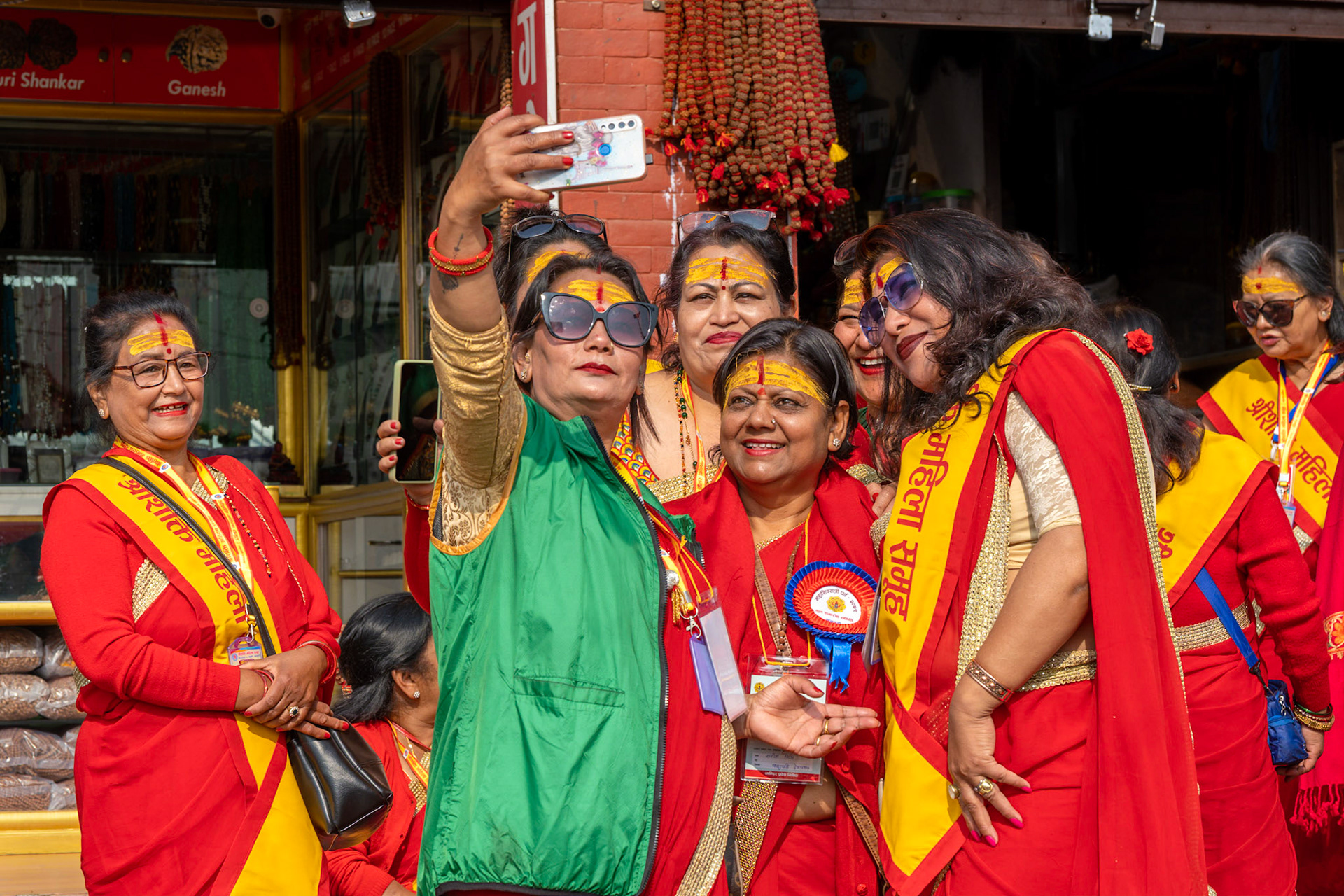Des familles entières ont fait le déplacement pour assister à ce festival. Ces femmes sont manifestement amies et immortalisent ce moment unique.