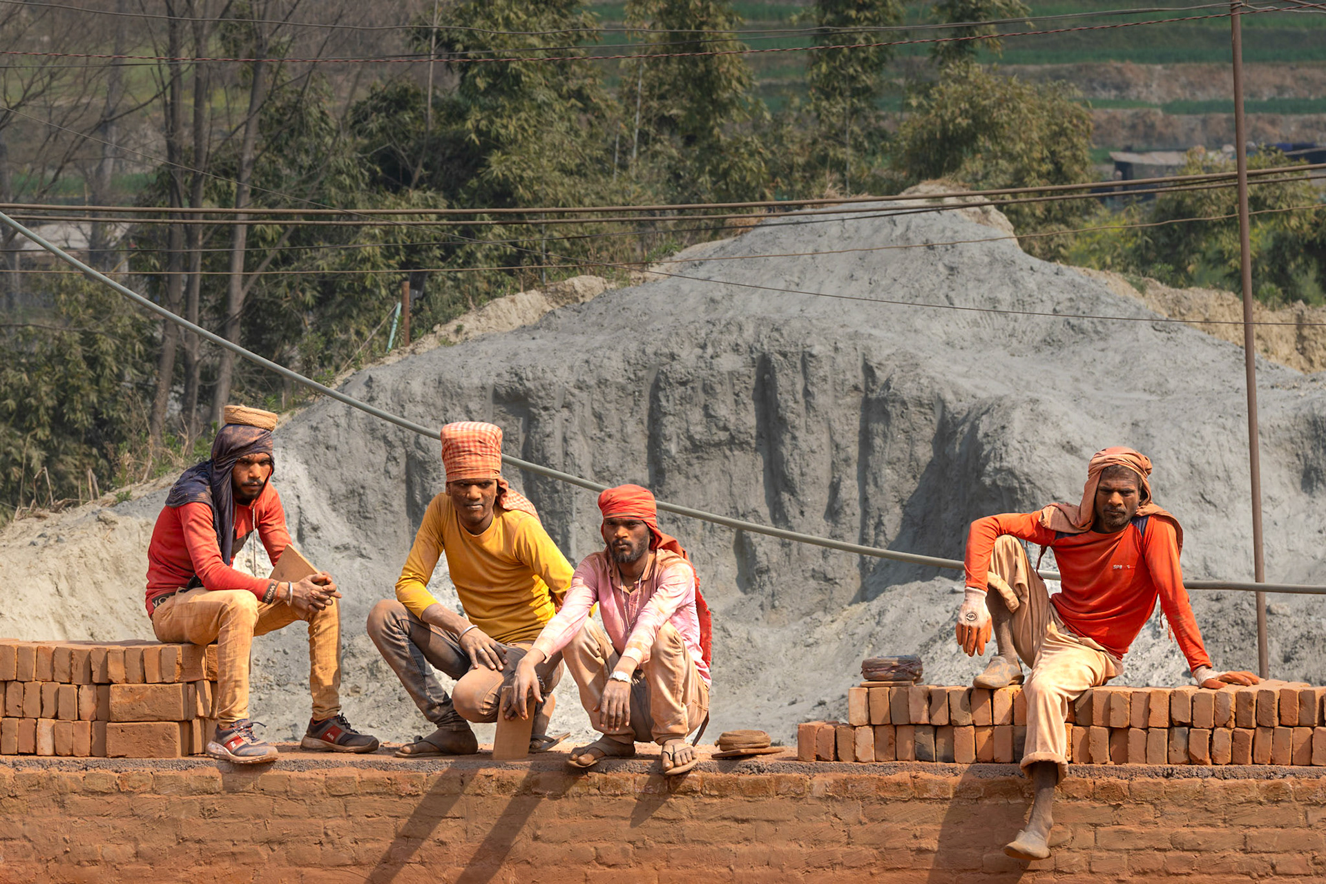 En attendant qu'un autre camion arrive afin d'être chargé, les hommes se reposent. Cette image me fait penser à la célèbre photo des ouvriers qui prennent leur lunch assis sur une poutre métallique au-dessus du vide lors de la construction de la tour Chrysler.