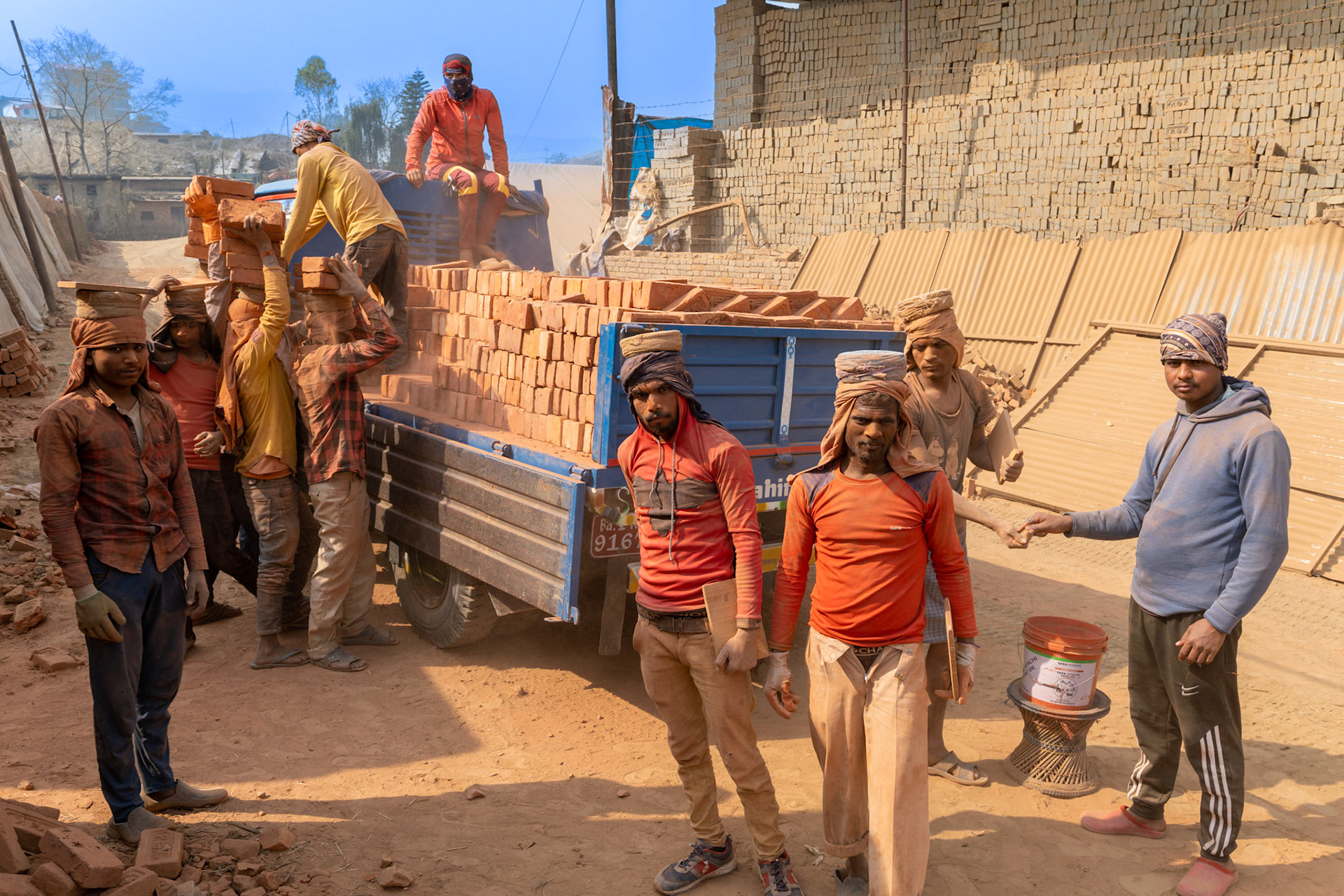 Le camion vient chercher les briques afin de les acheminer sur le chantier de construction. A chaque passage, les ouvrier se font remettre un petit jeton qu'ils présenteront le soir pour être payés. (à droite de la photo).