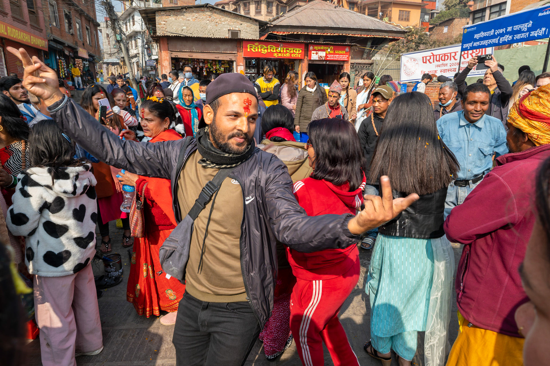 Aux abords du temple, les gens manifestent leur joie de se trouver ici. On danse, on chante !