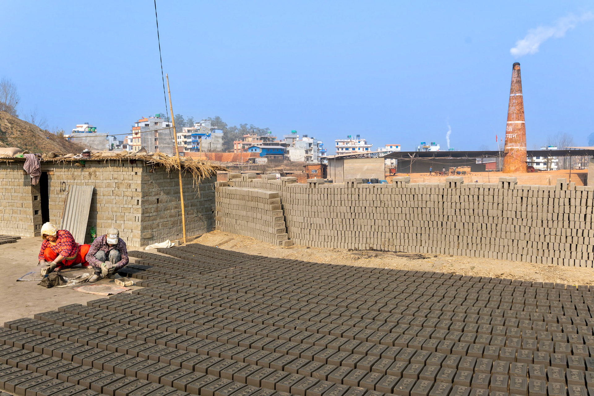 Les ouvriers se lèvent dans la nuit afin de pouvoir produire le plus de briques possible. Ils sont tous payés à la pièce. 1800, 2000, 2300 briques. Les briques sèchent d'abord sur le sol.