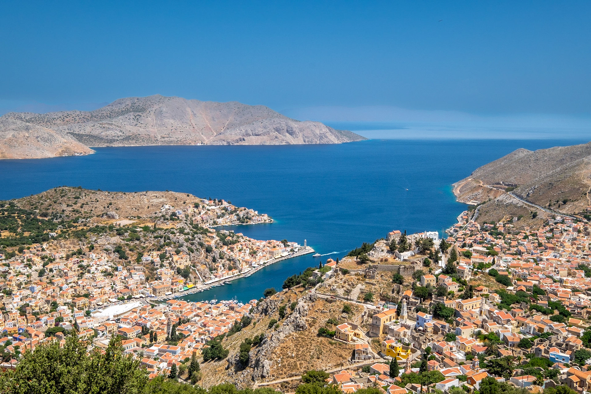 Vue de la ville de Symi sur l'ôle éponyme.