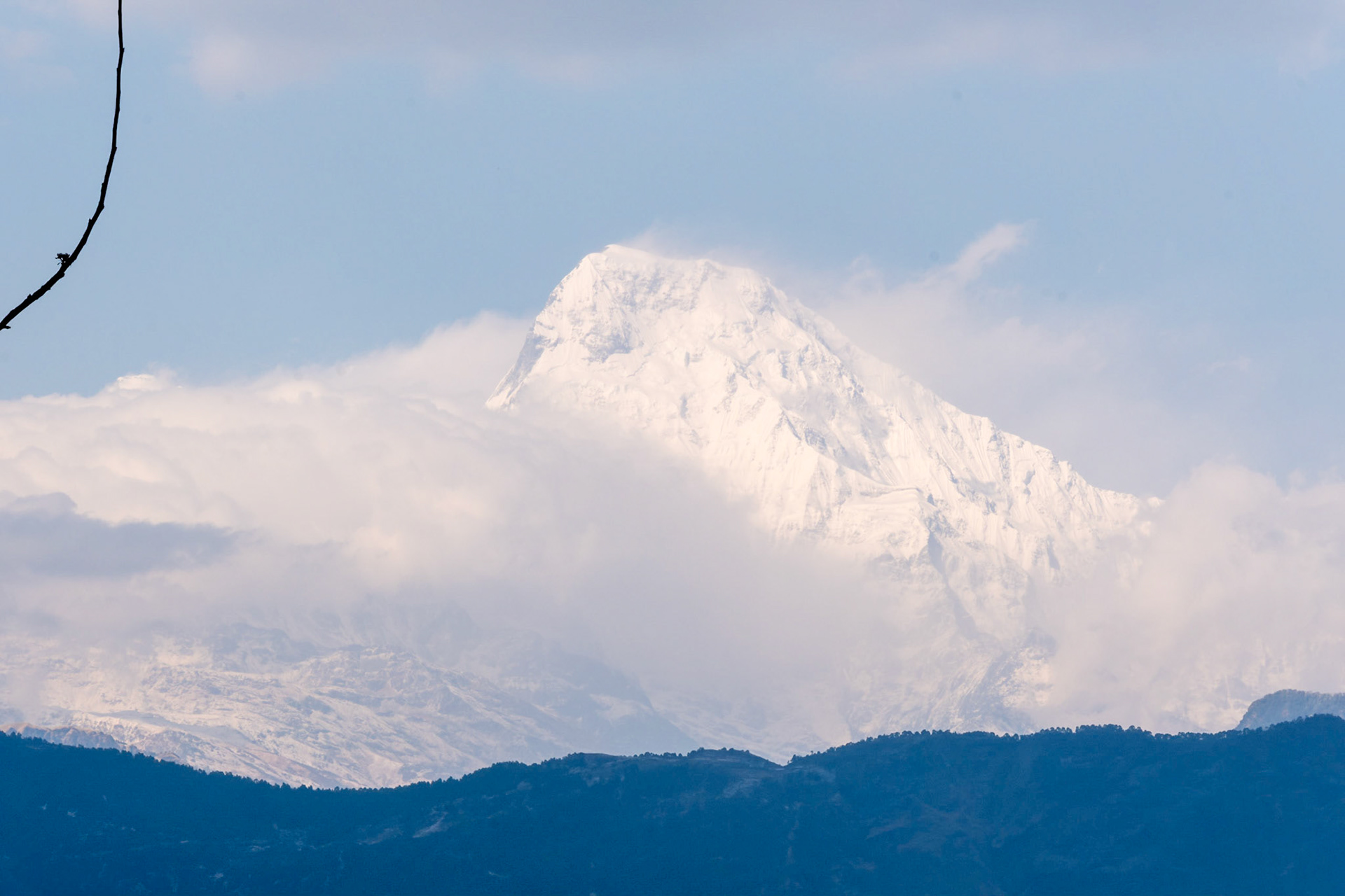 De l'autre, la chaine des Anapurna qui se trouvent à 20 km à vol d'oiseau.