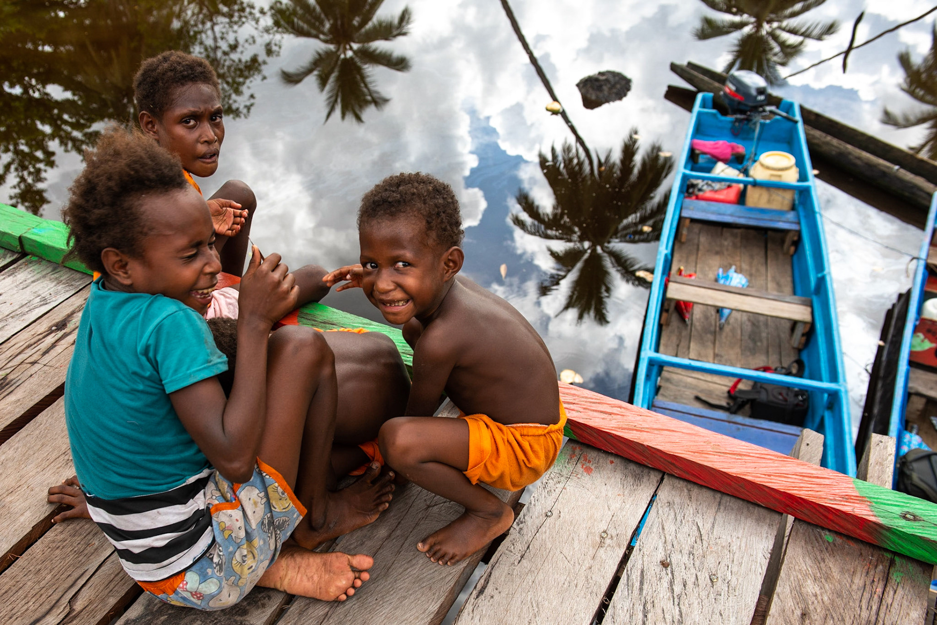 Enfants Asmat en train de jouer.