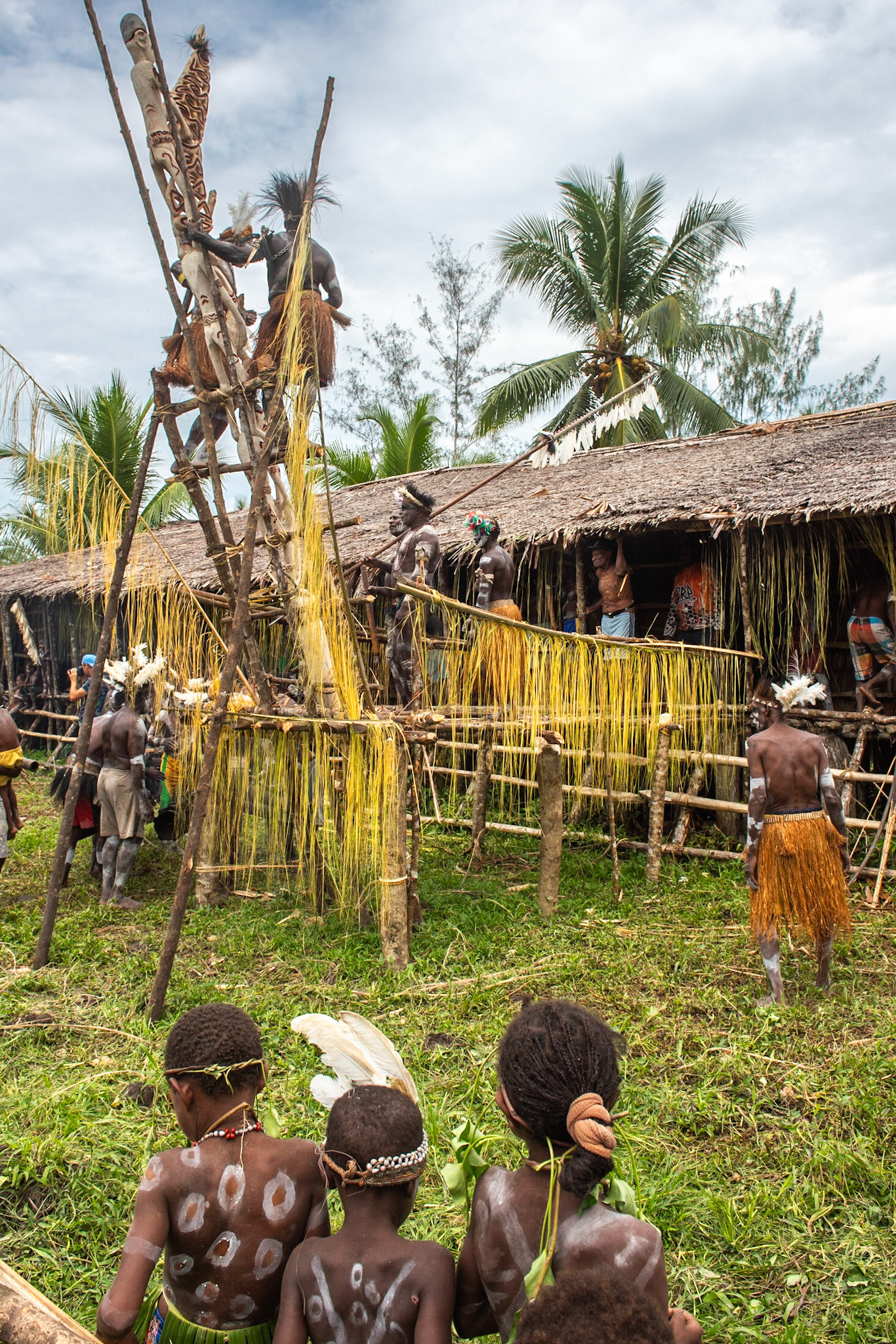 Les hommes issent un totem pour implorer les divinités