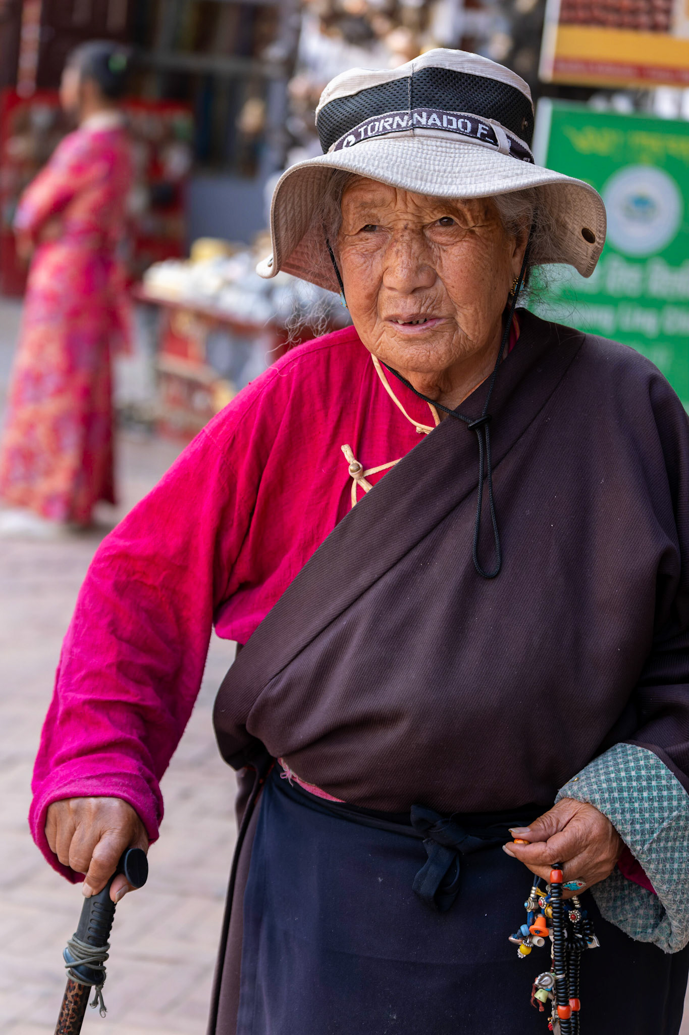 Vielle femme dans les rues de Katmandou.
