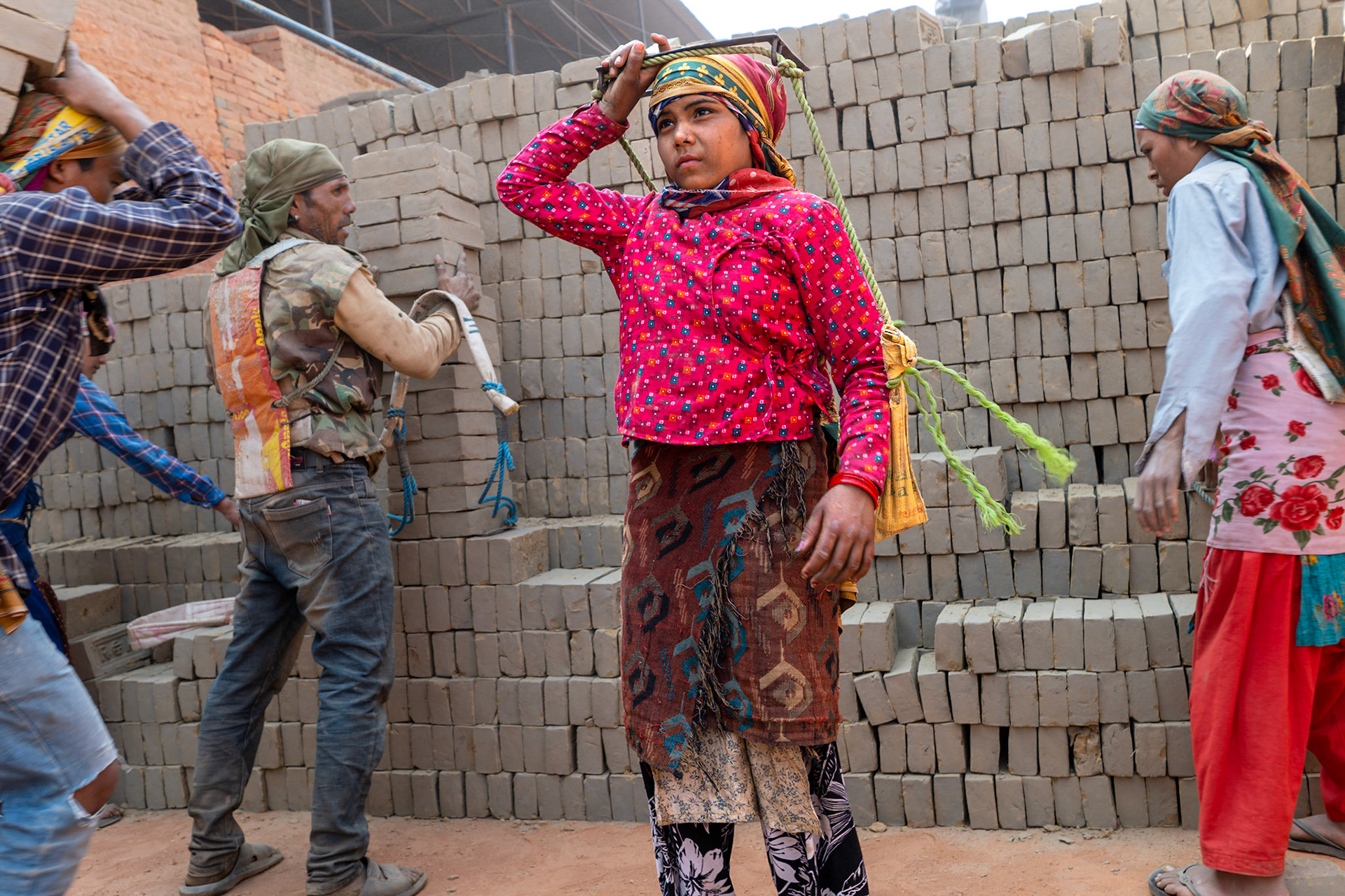 Arrivées a four, les briques sont déposées. Les porteurs se libèrent de leur fardeau et repartent sans trainer pour charger de nouvelles briques. Le temps c'est de l'argent.