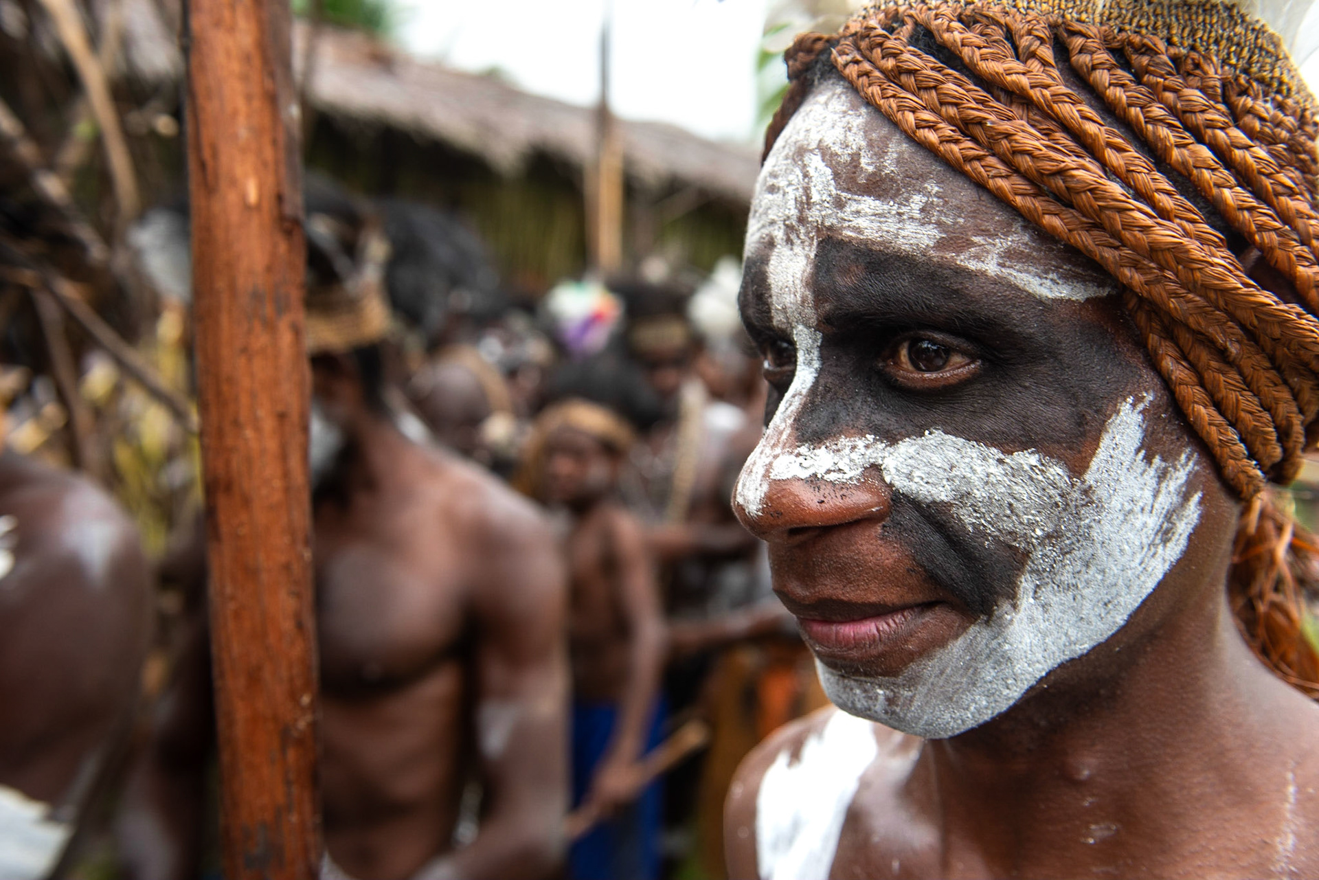 Portrait d'une femme Asmat en pleine cérémonie