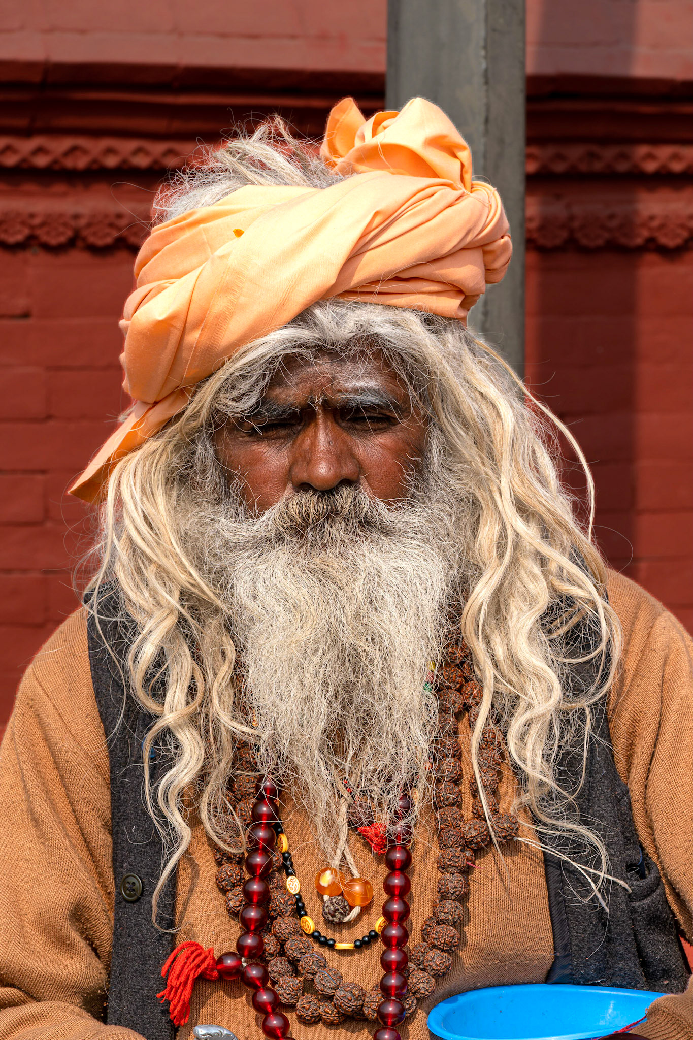 Les Sadhu sont très respectés. Ils font régulièrement usage de haschich, comme le faisait Shiva lui-même. En dehors des festival, il est fréquent de voir les Sadhu se déplacer de village en village.