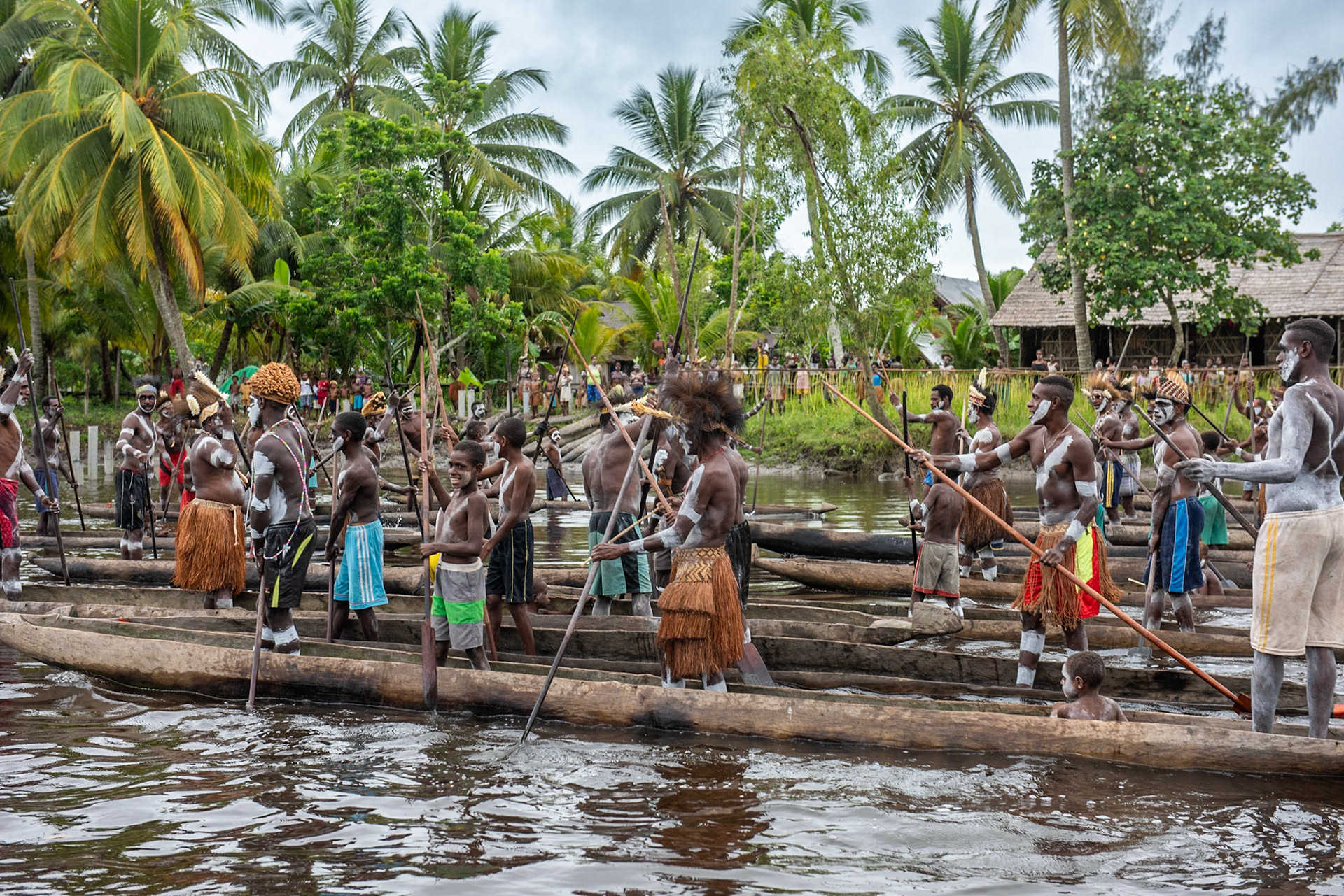 Et puis ce sont une bonne centaine de pirogues qui nous entourent. Je ne peux m'empêcher de penser aux premières rencontres avec James Cook en 1623. A cette époque, les Asmats collectionnaient les têtes humaines, portaient des arcs et de grandes lances.