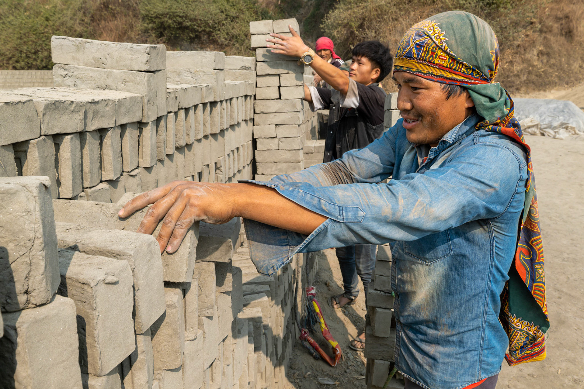 Puis, vient de le temps du transport vers le four où elles vont être cuites. Inutile de vous dire que cela se passe à dos d'homme. Chaque individu embarque entre 40 et 50 briques. A environ 1 kg la brique, faites les comptes.