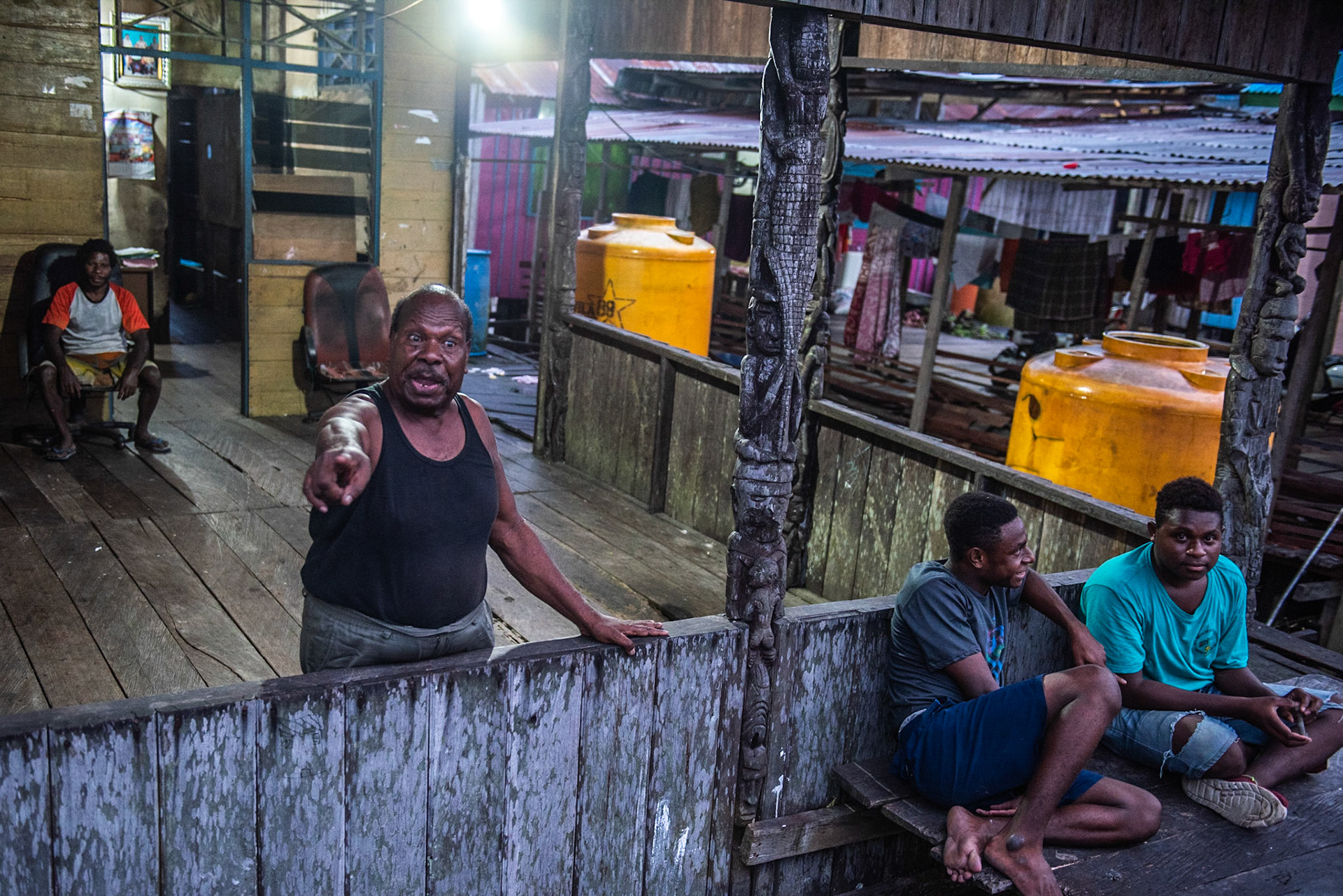 Scène de vie à Agats