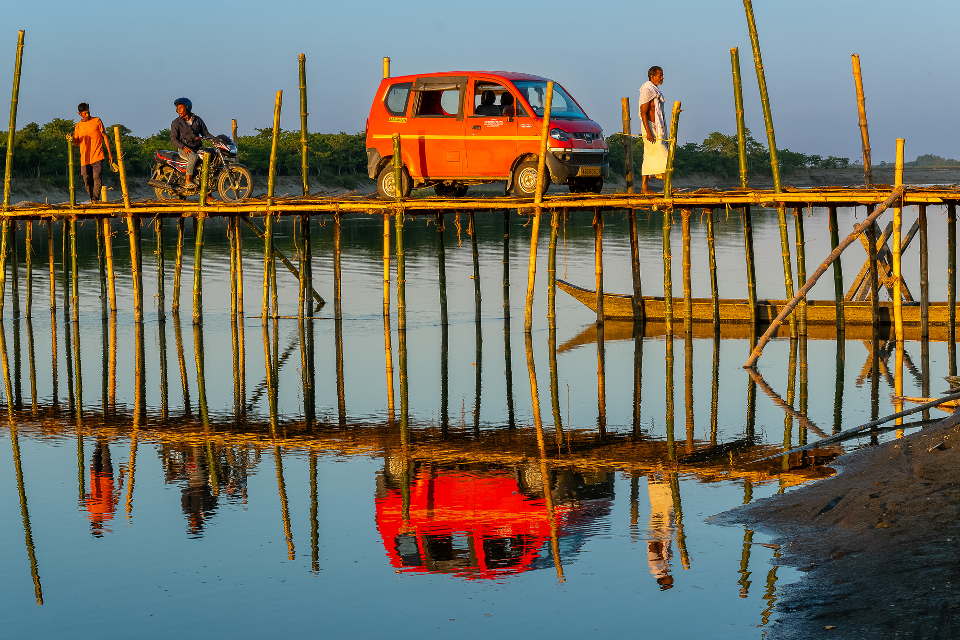 Coucher de soleil sur un des bras du Bramhapoutre