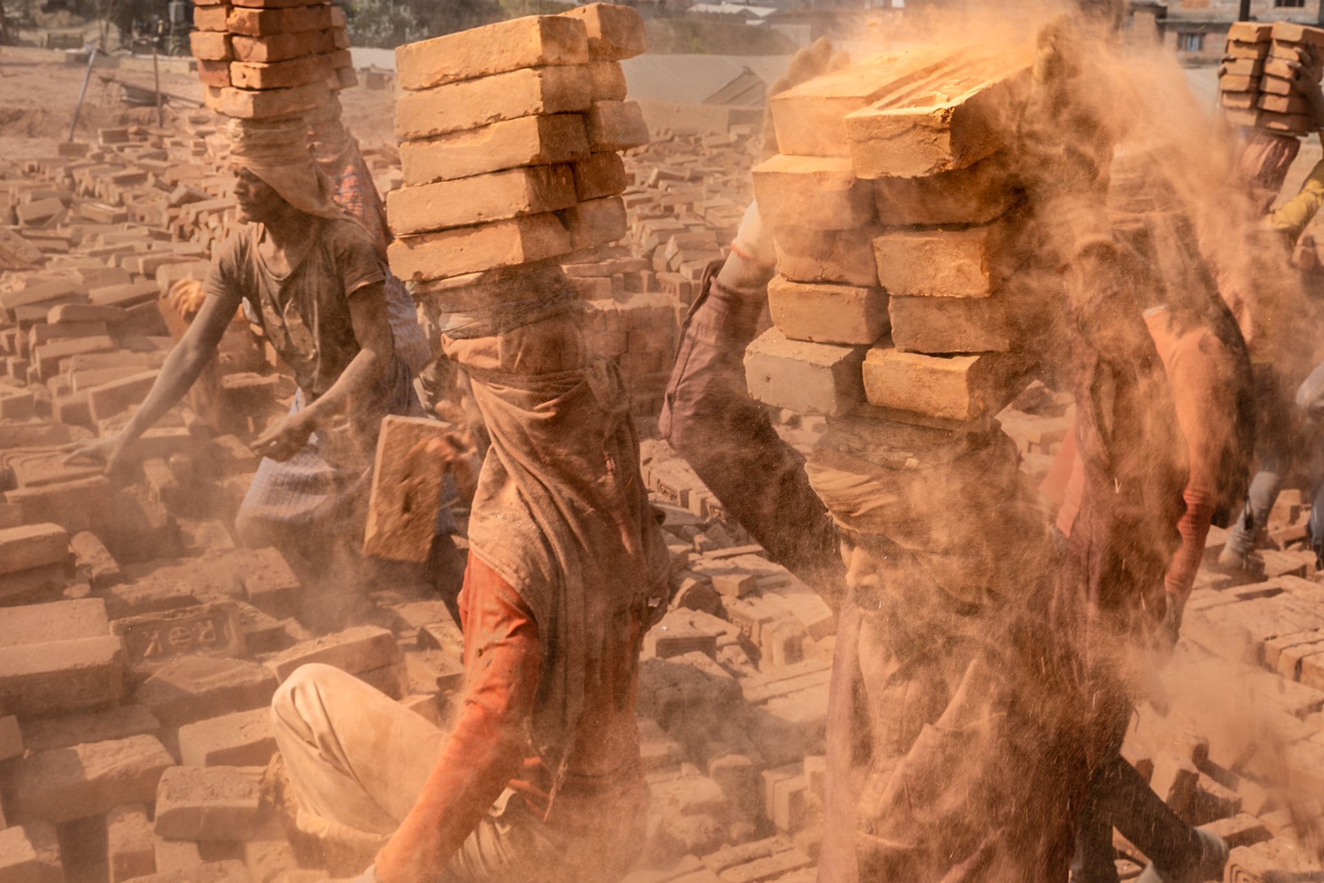 Mais elles peuvent aussi être extraites à tête d'homme. A 50 centimètre de l'homme au premier plan, j'étouffe déjà alors que je ne suis resté là que 10 minutes. Quelle espérance de vie pour ces gens ? Dans quel état sont leurs poumons ?