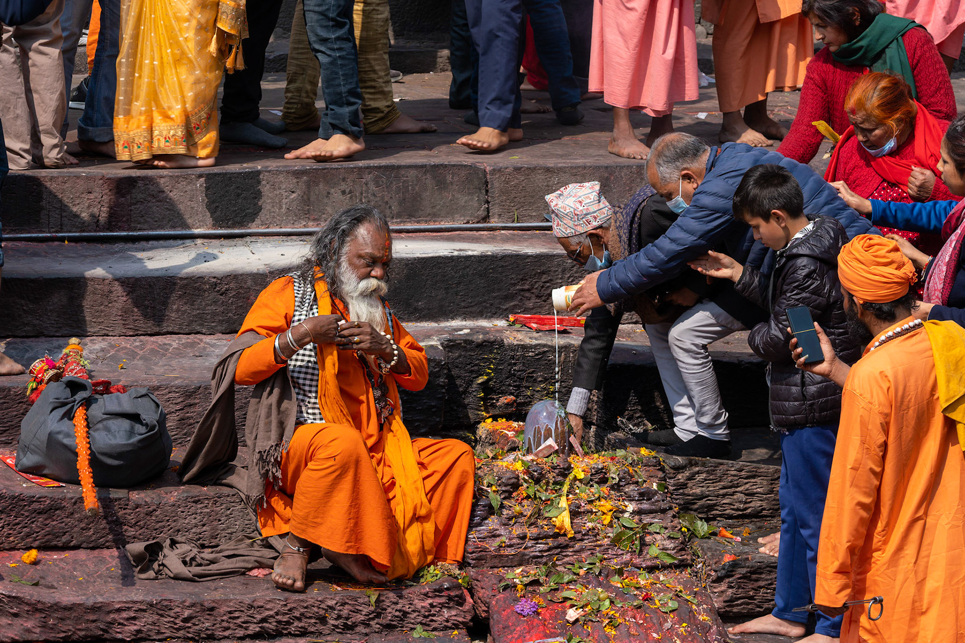 Un Sadhu est venu se recueillir et faire des offrandes devant ce lingam, la représentation phallique de Shiva