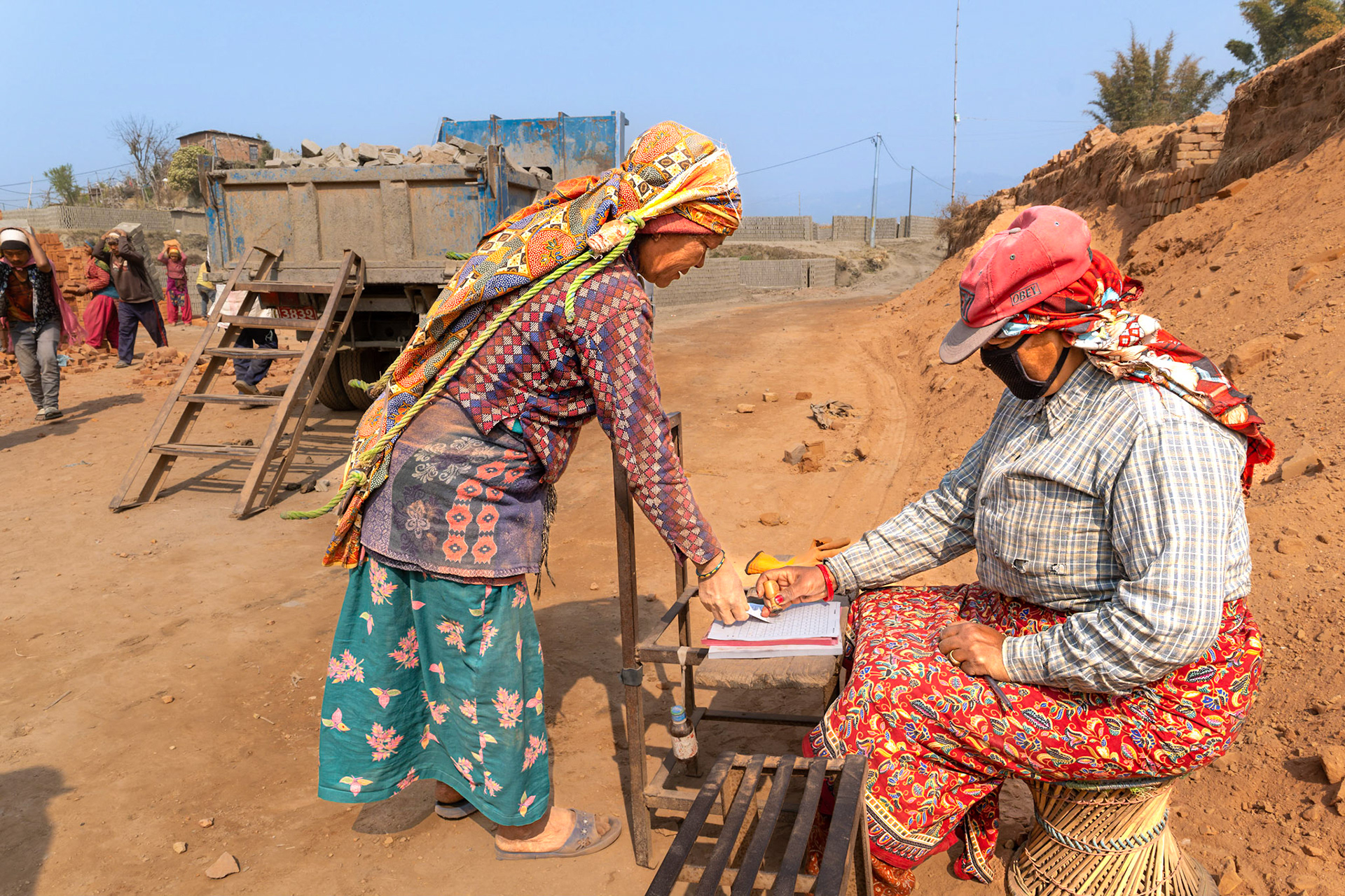 Cette femme a fait une rotation de transport et vient faire tamponner sa carte afin d'être payée.