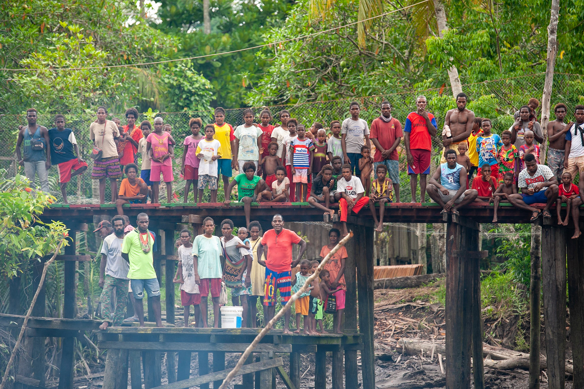 Nous quittons ce village Asmat qui n'avait pas vu de blanc depuis 40 ans