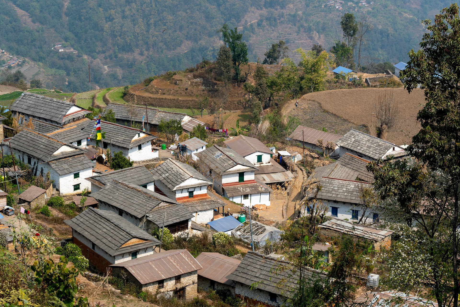 Au creux de la pente et surplombant la vallée qui s'étire ver le bas, se niche le joli village de Durlung.
