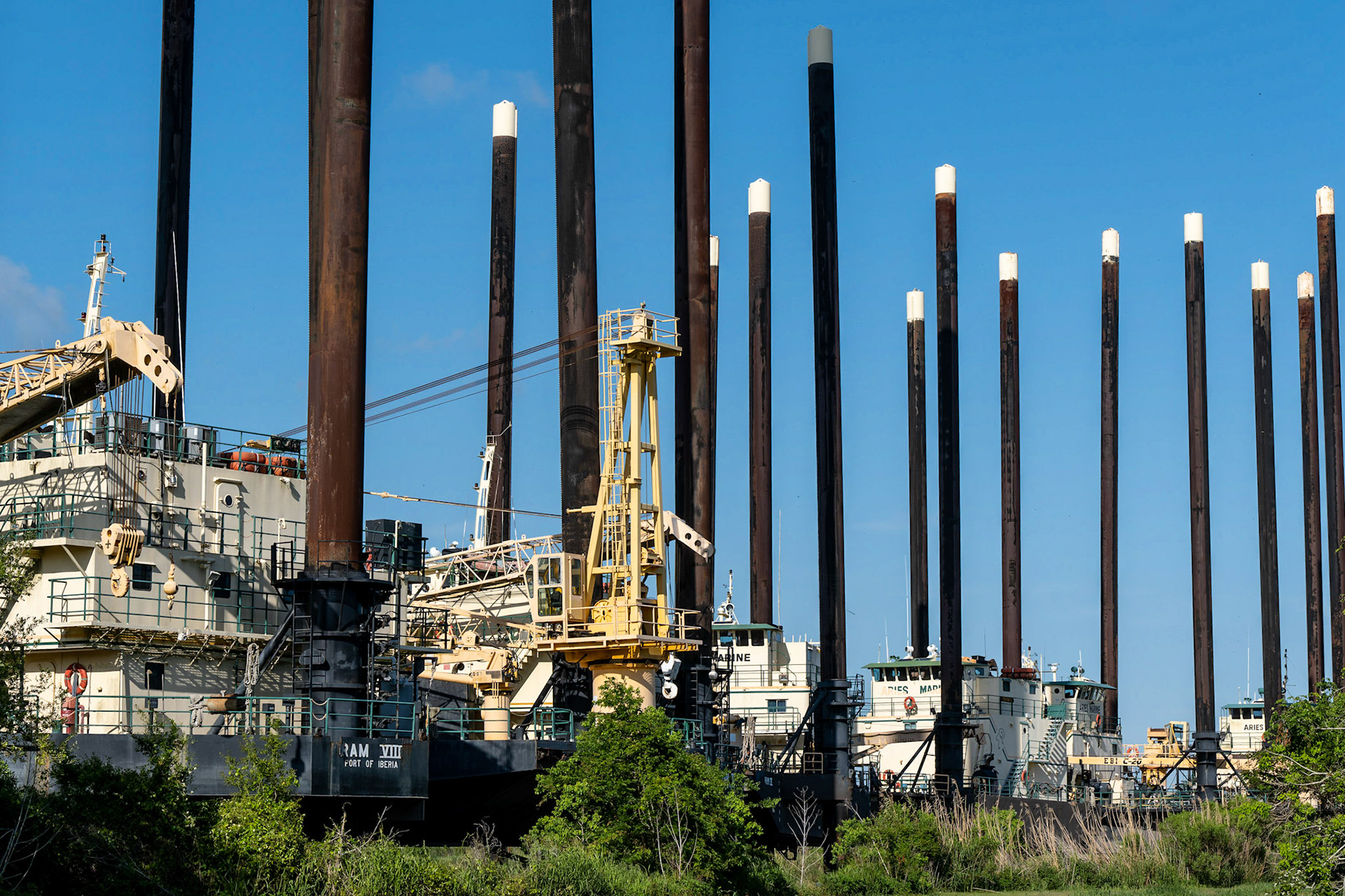 Plateforme de forage en mer amarées en attendant de servir à nouveau.
