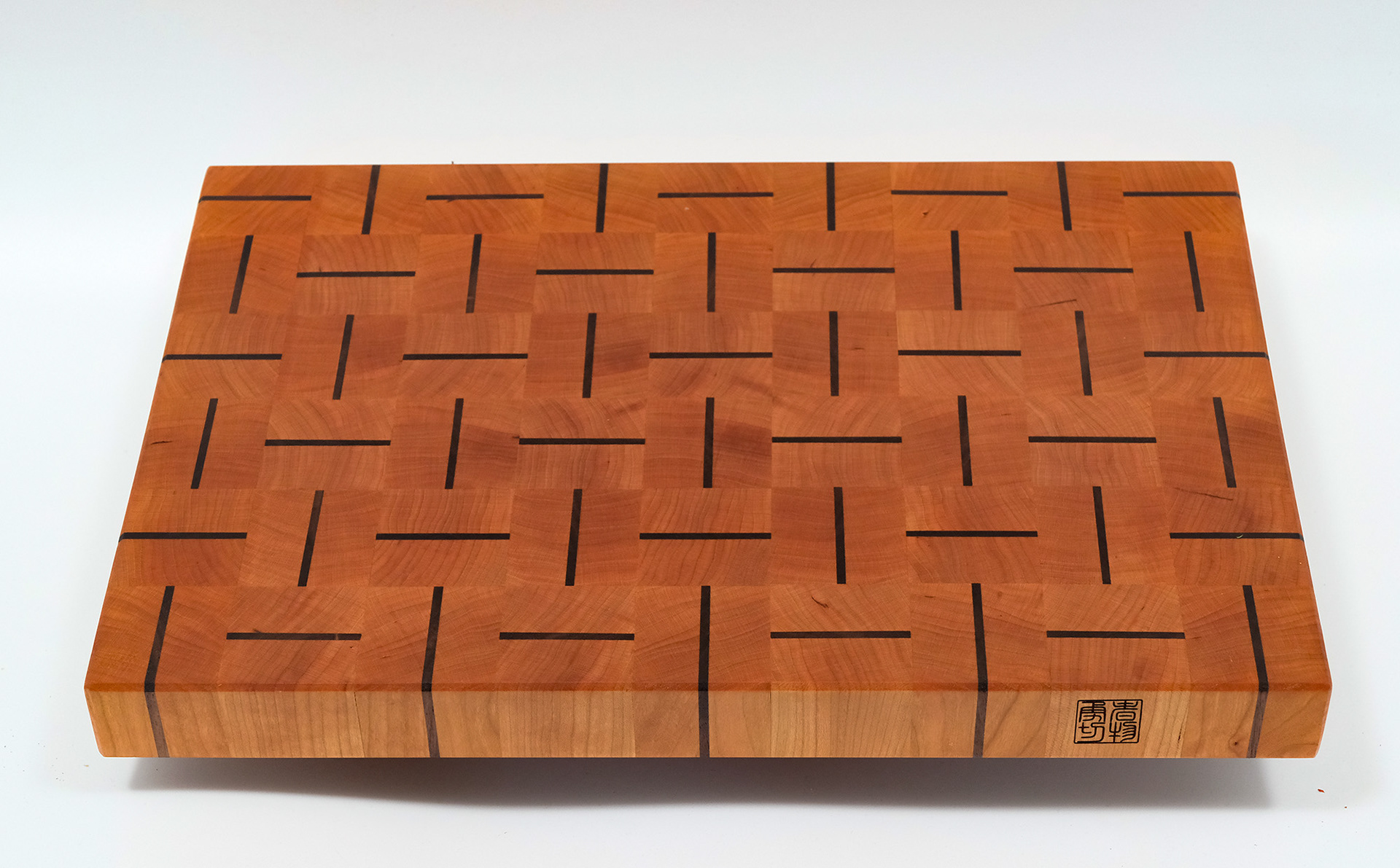 28,5 x 41,5cm, 39mm dik. Kersen en walnoot