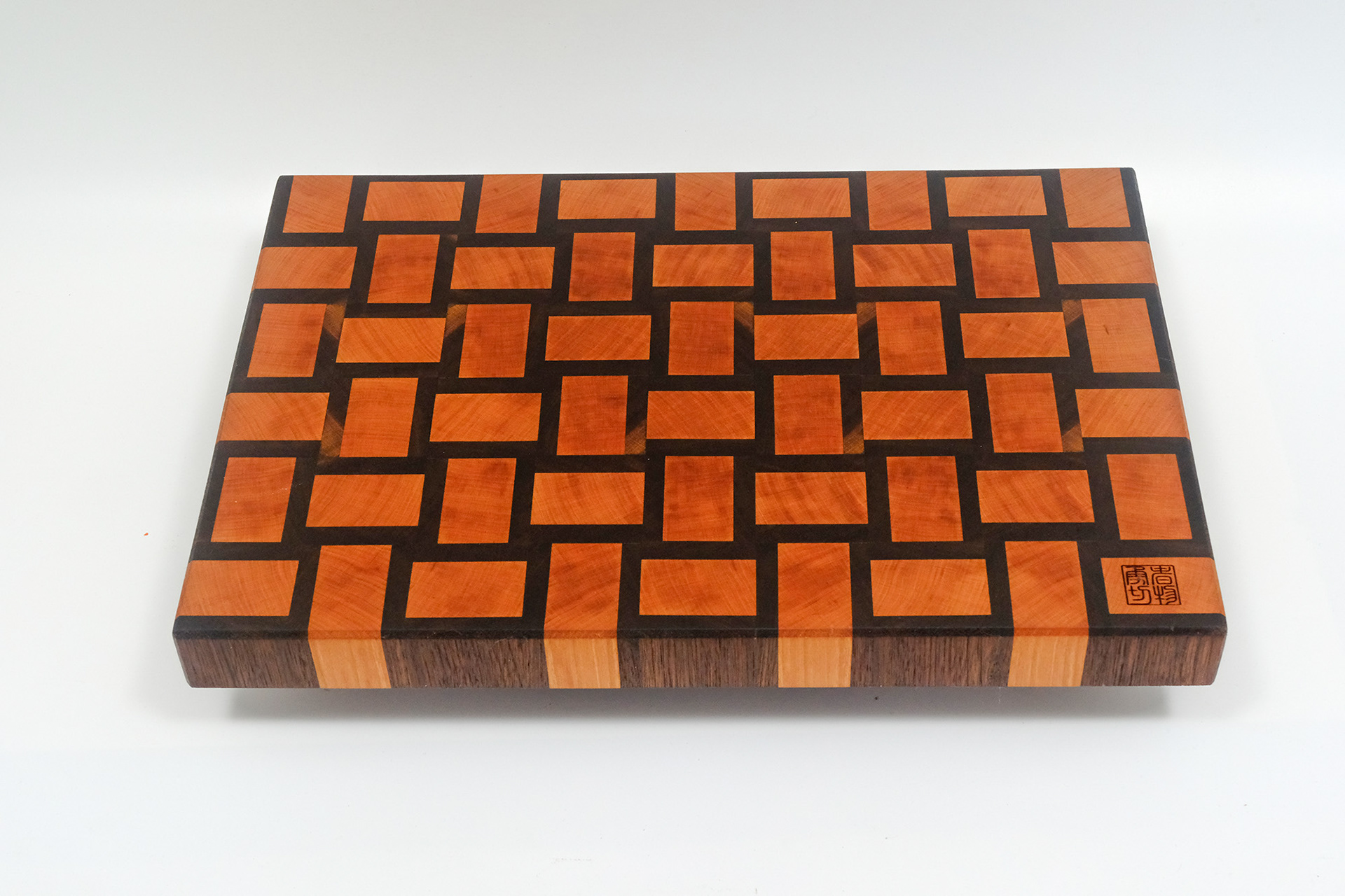 30x45 cm,  4cm dik. Walnoot en kersen. Kopshout